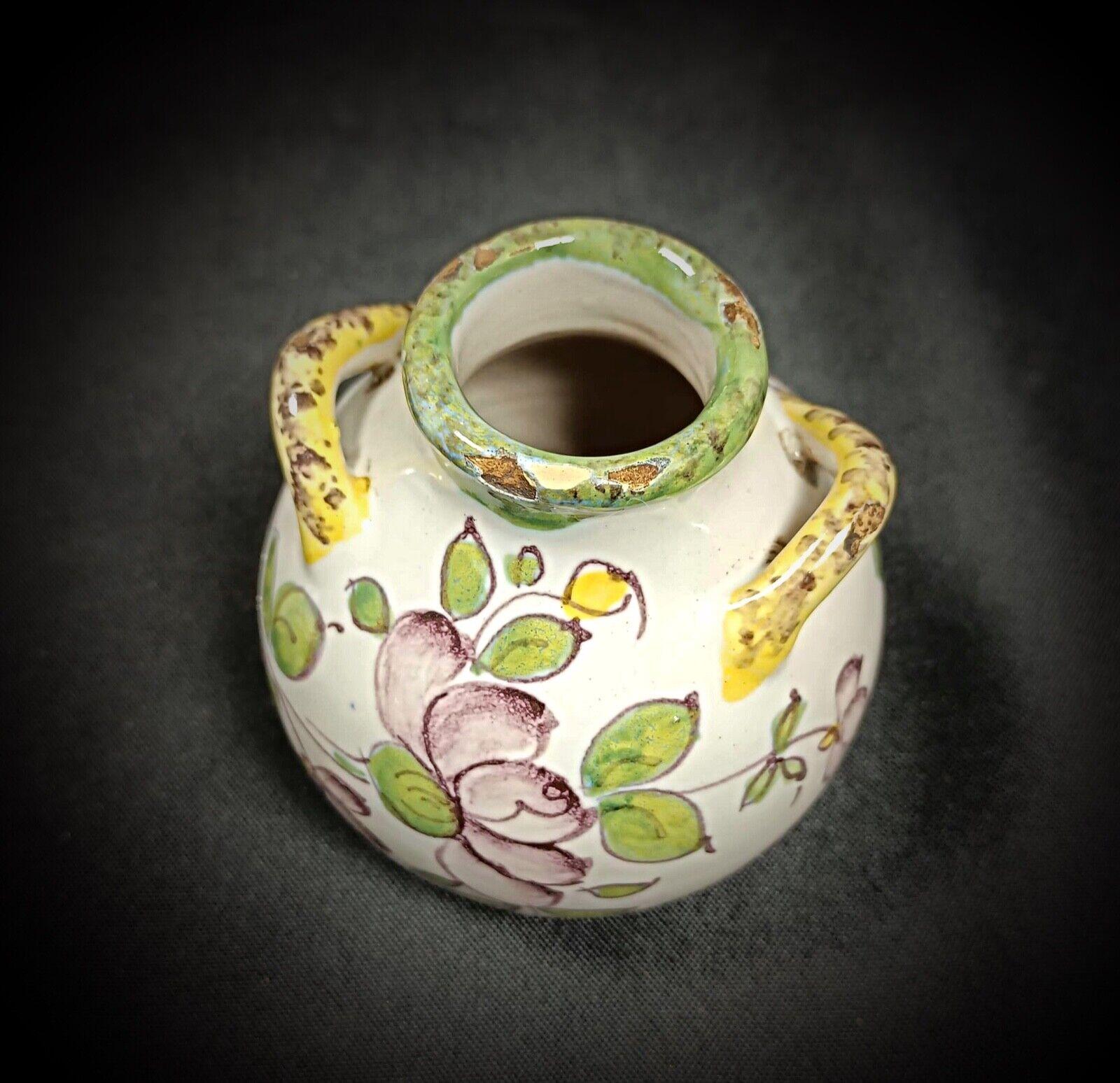 Stile impero Piccolo vaso in terracotta smaltata del XX secolo con decorazioni floreali - 2Y155 in vendita