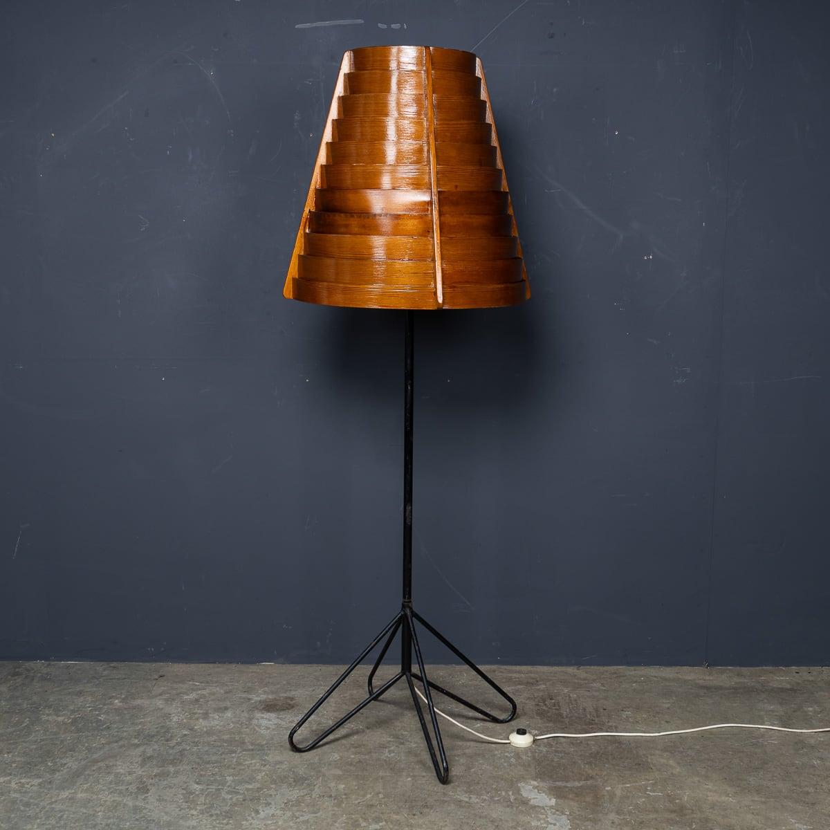 Rara lámpara de pie sueca de mediados del siglo XX, diseñada por Hans-Agne Jakobsson, es un ejemplo por excelencia del diseño escandinavo de mediados de siglo. La lámpara presenta una pantalla de pino curvado pulido montada sobre un elegante soporte