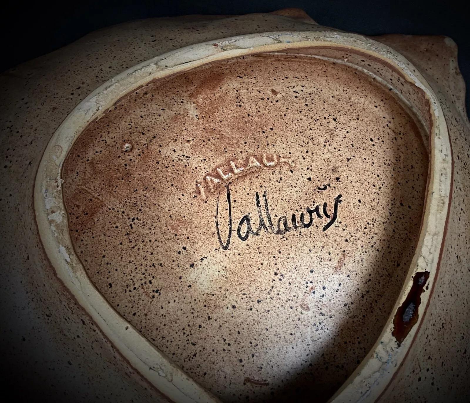 Este exquisito cuenco vintage, firmado por Vallauris, presenta un encantador diseño floral que añade un toque de elegancia a cualquier espacio.

Características principales:

Material: Cerámica
Periodo: Diseño del siglo XX
Origen: Vallauris,