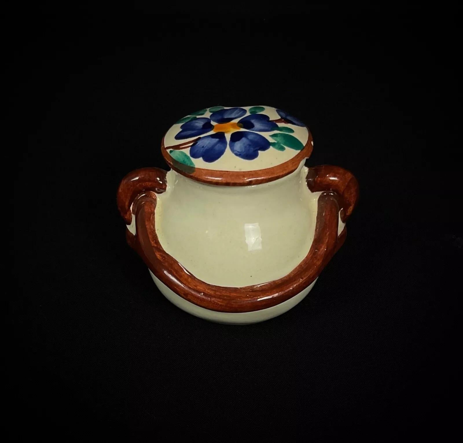 Encantadora y delicadamente elaborada, esta pequeña maceta de cerámica vintage de Vallauris presenta un encantador diseño floral, que muestra la artesanía y el arte únicos típicos de la región de Vallauris en el siglo XX. Perfecta como pieza