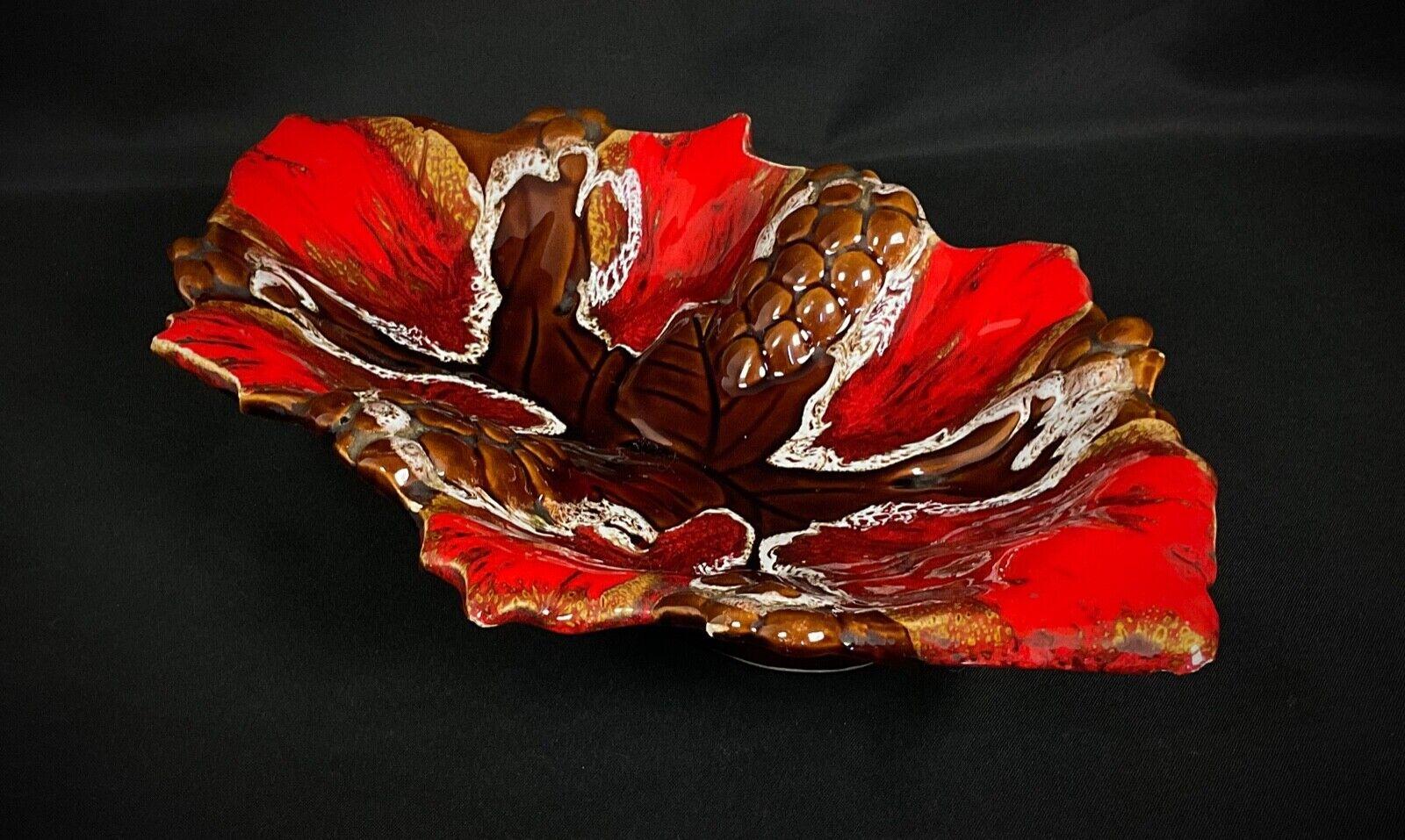Plat de service Vallauris vintage du 20ème siècle en forme de feuille - 2Y345 en vente 3