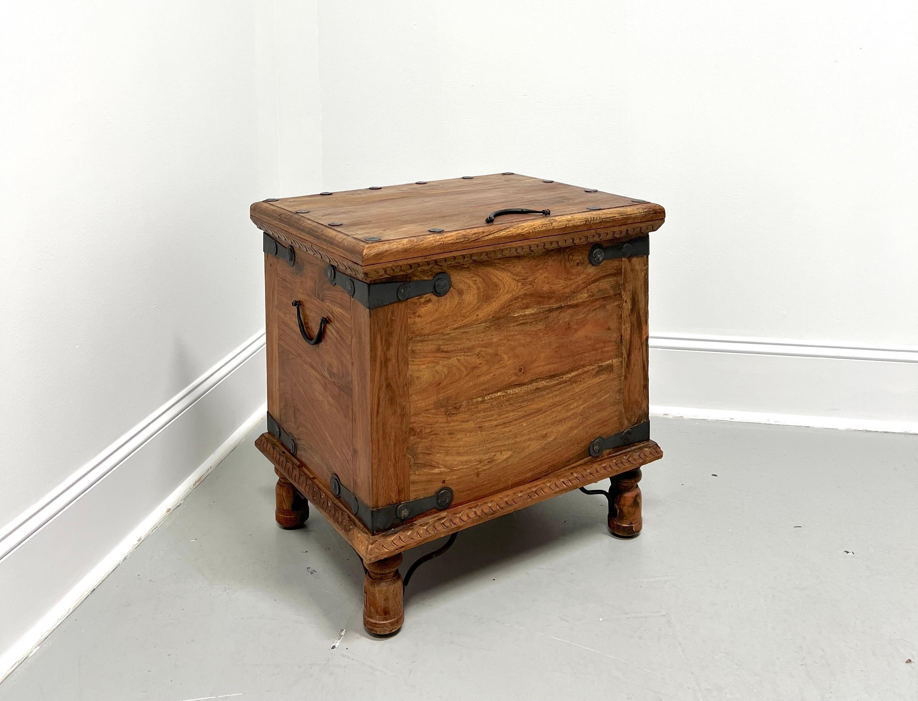Malle de rangement rustique en bois et métal du 20ème siècle Table d'appoint en vente 3
