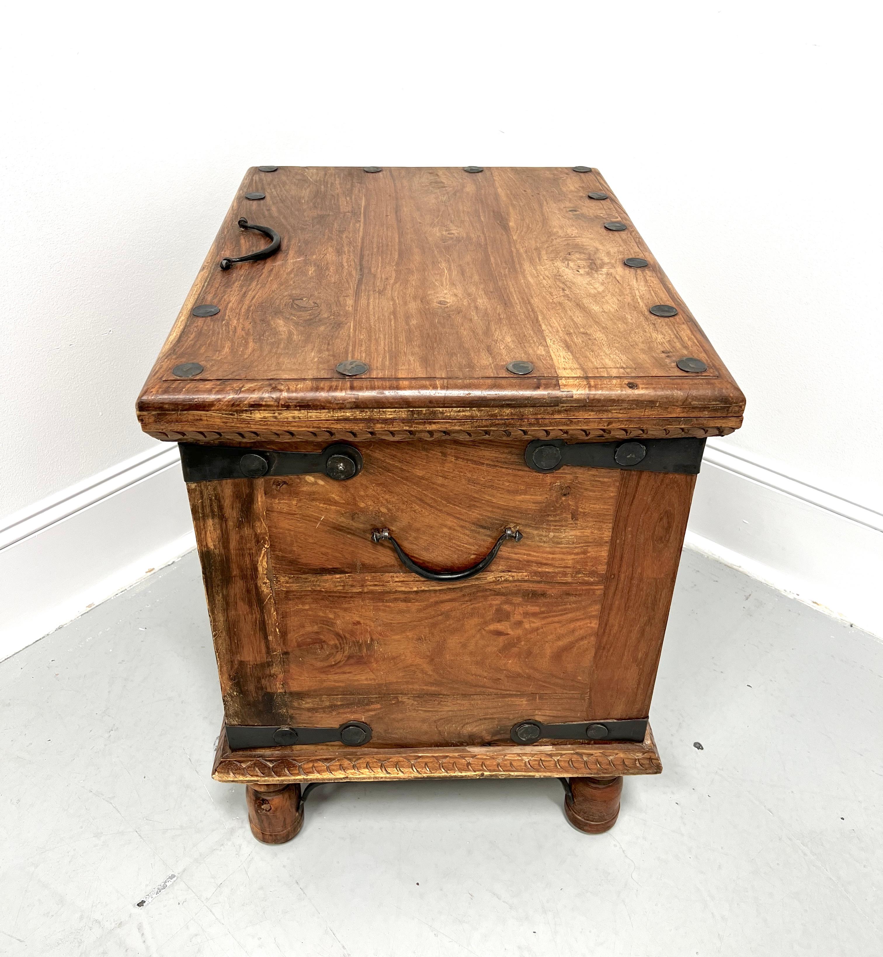 Rustikaler Vintage-Aufbewahrungs-Tisch aus Holz und Metall aus dem 20. Jahrhundert mit Akzent (amerikanisch) im Angebot