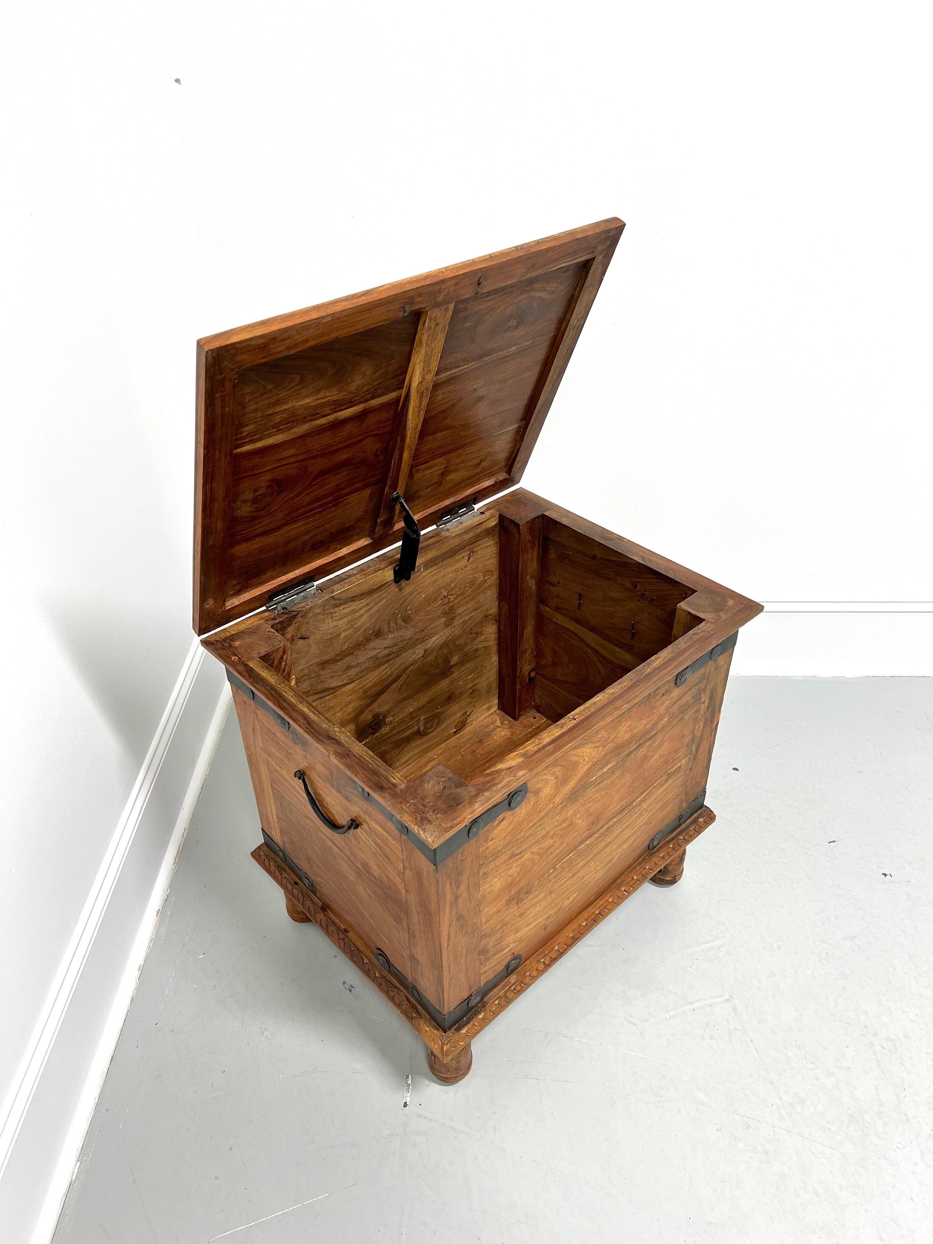 Métal Malle de rangement rustique en bois et métal du 20ème siècle Table d'appoint en vente