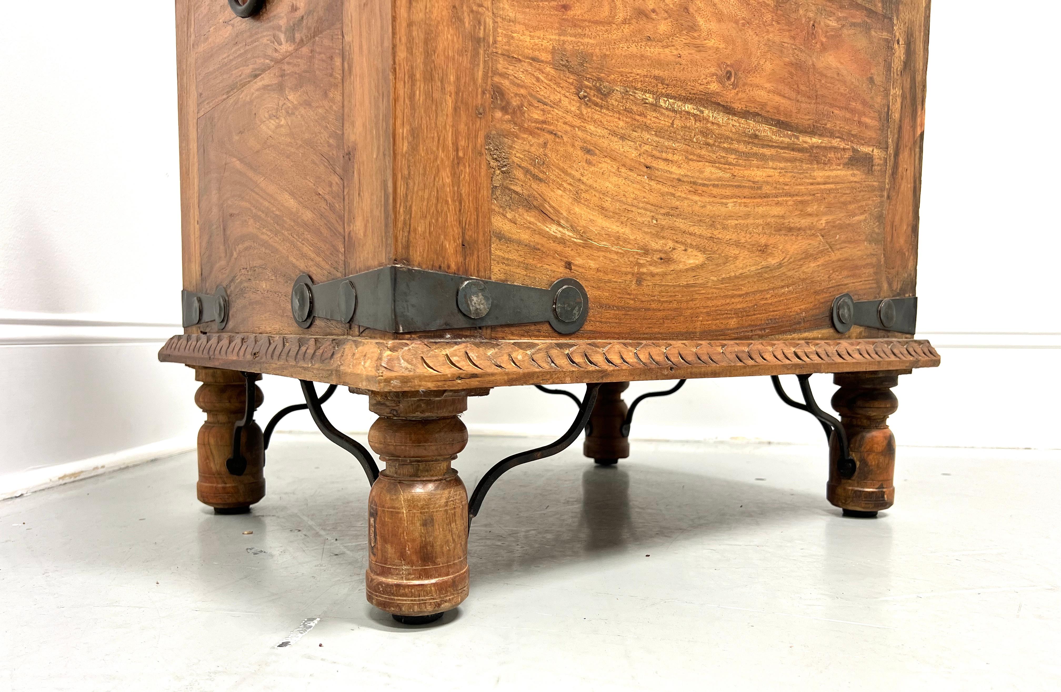 Malle de rangement rustique en bois et métal du 20ème siècle Table d'appoint en vente 2