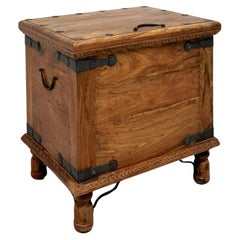 Tavolo d'angolo con baule portaoggetti rustico in legno e metallo, vintage del 20° secolo