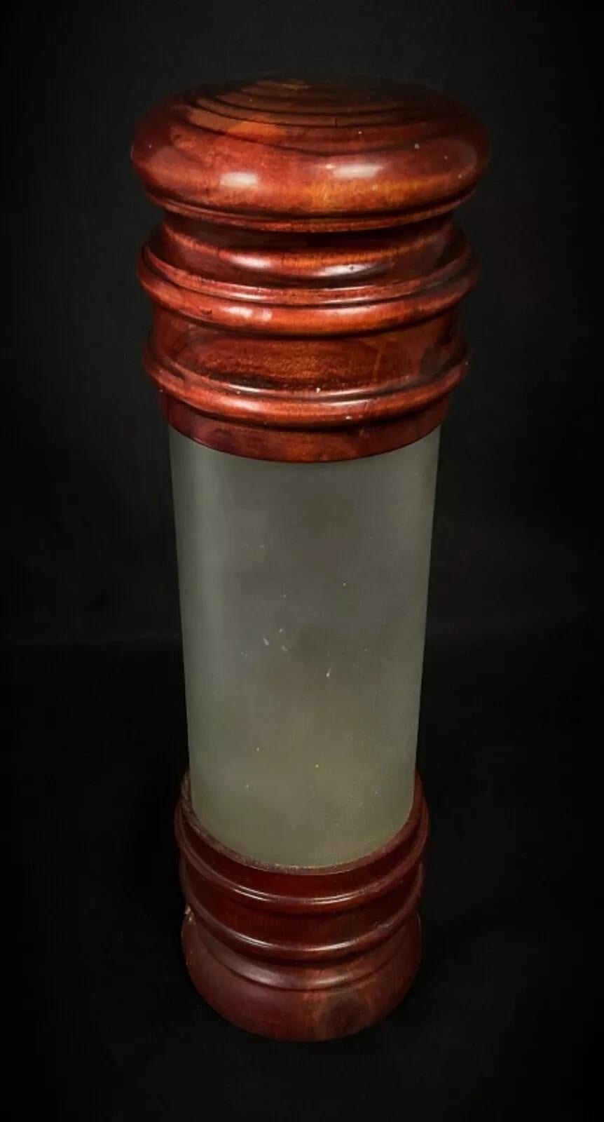 Este dispensador de whisky vintage del siglo XX, con una encantadora combinación de madera y cristal, es un complemento único para cualquier colección de bar. Con unas medidas de 18 cm de altura y 11 cm de diámetro, este elegante dispensador pesa