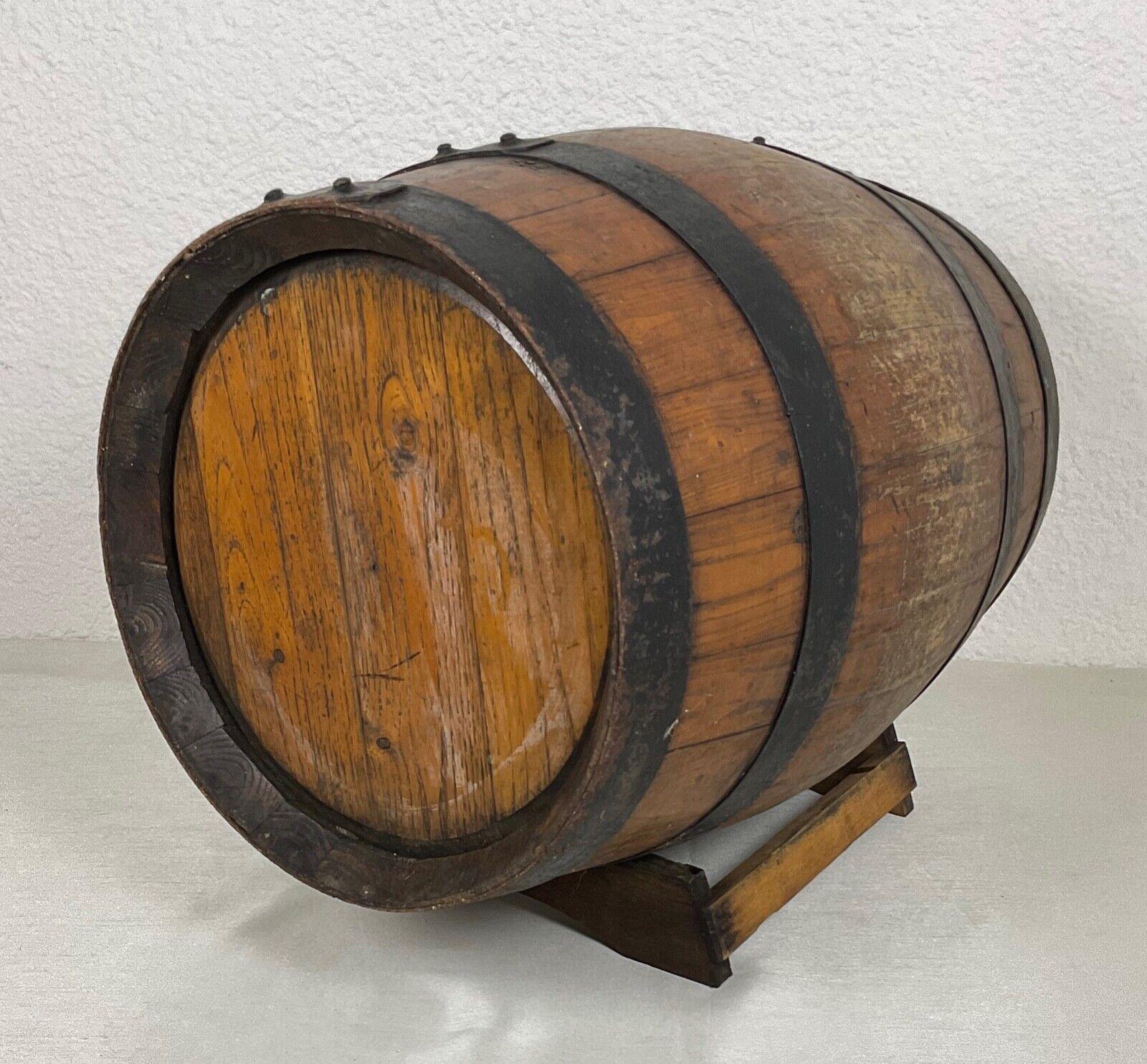 Vintage 20th Century Wooden Barrel with Forged Iron Bands and Stand - 2Y502 In Good Condition For Sale In Bordeaux, FR