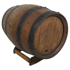Barril Vintage de Madera del Siglo XX con Bandas de Hierro Forjado y Soporte - 2Y502