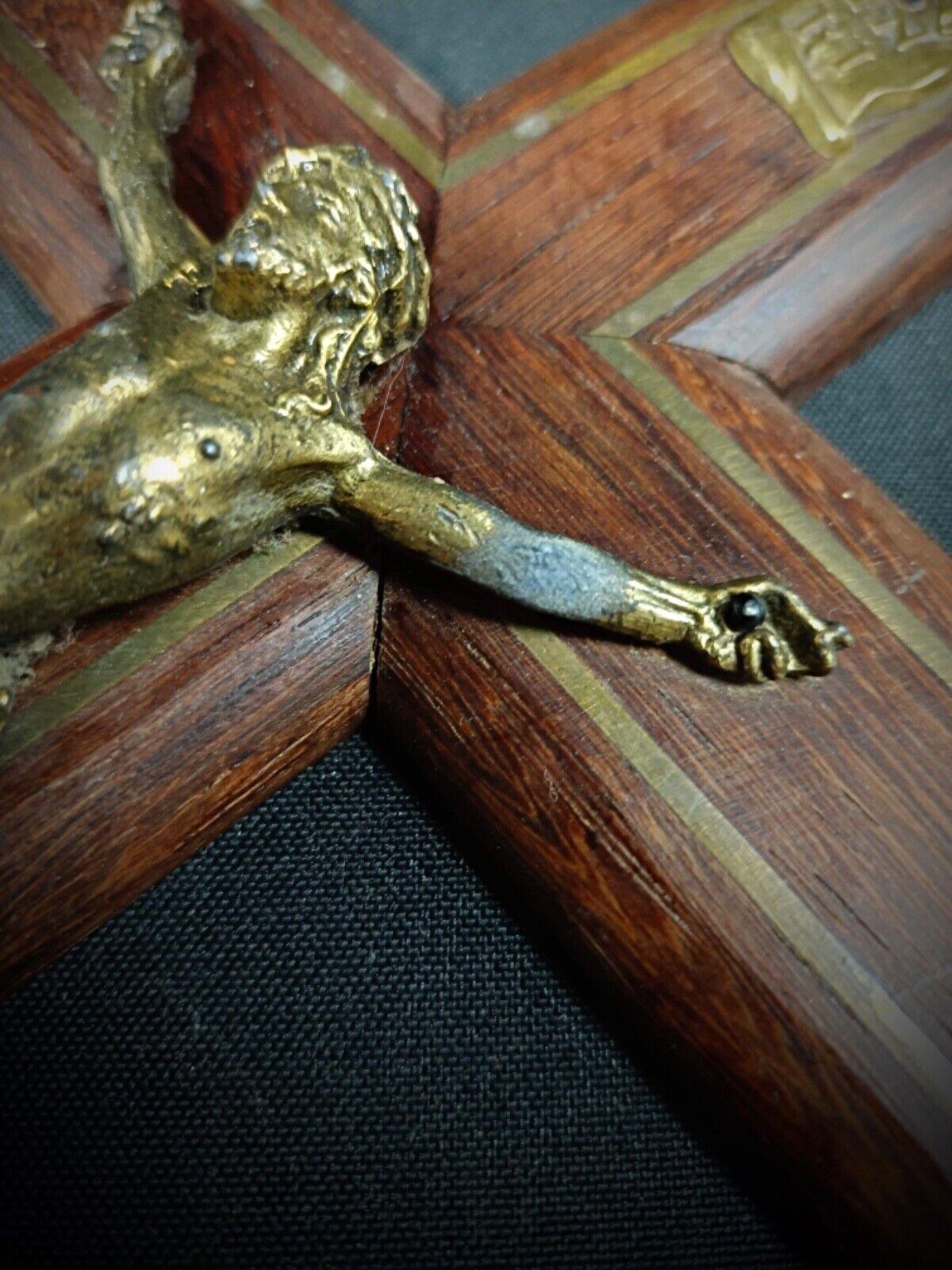Crucifijo vintage de madera del siglo XX con figura de Cristo en espelta  - 2Y189 Imperio en venta