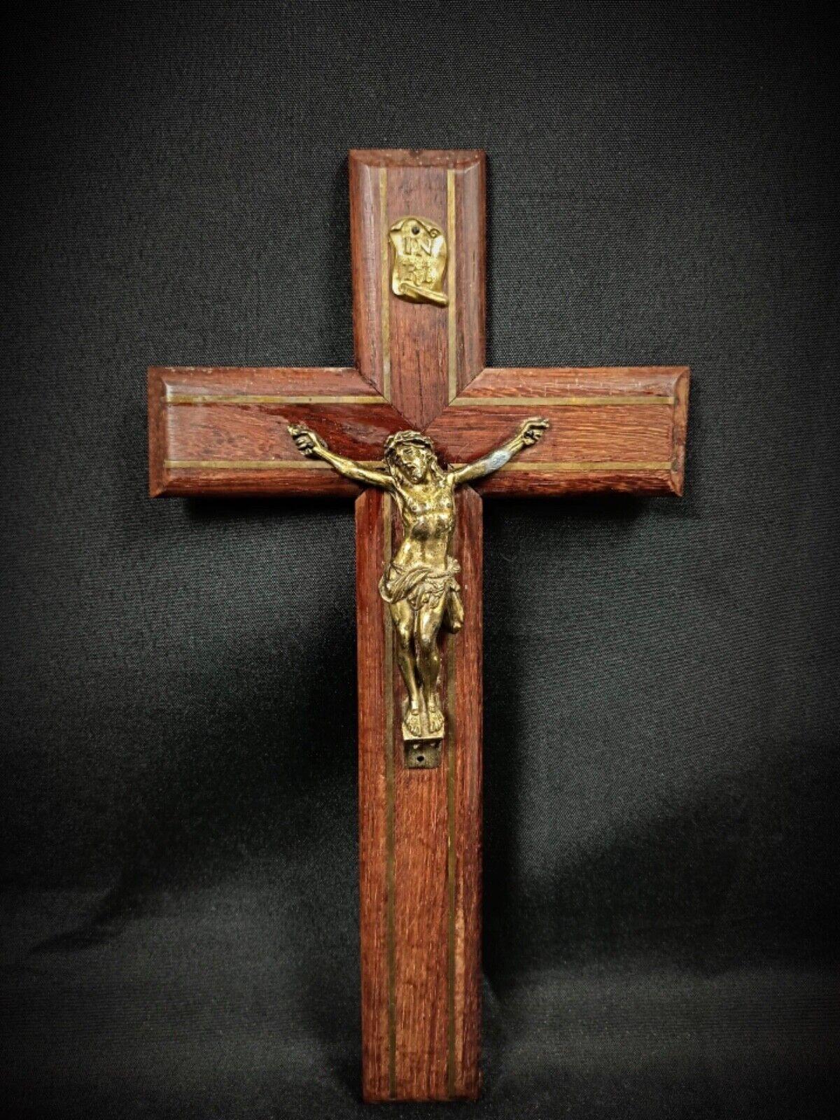 Crucifijo vintage de madera del siglo XX con figura de Cristo en espelta  - 2Y189 en Bueno estado para la venta en Bordeaux, FR