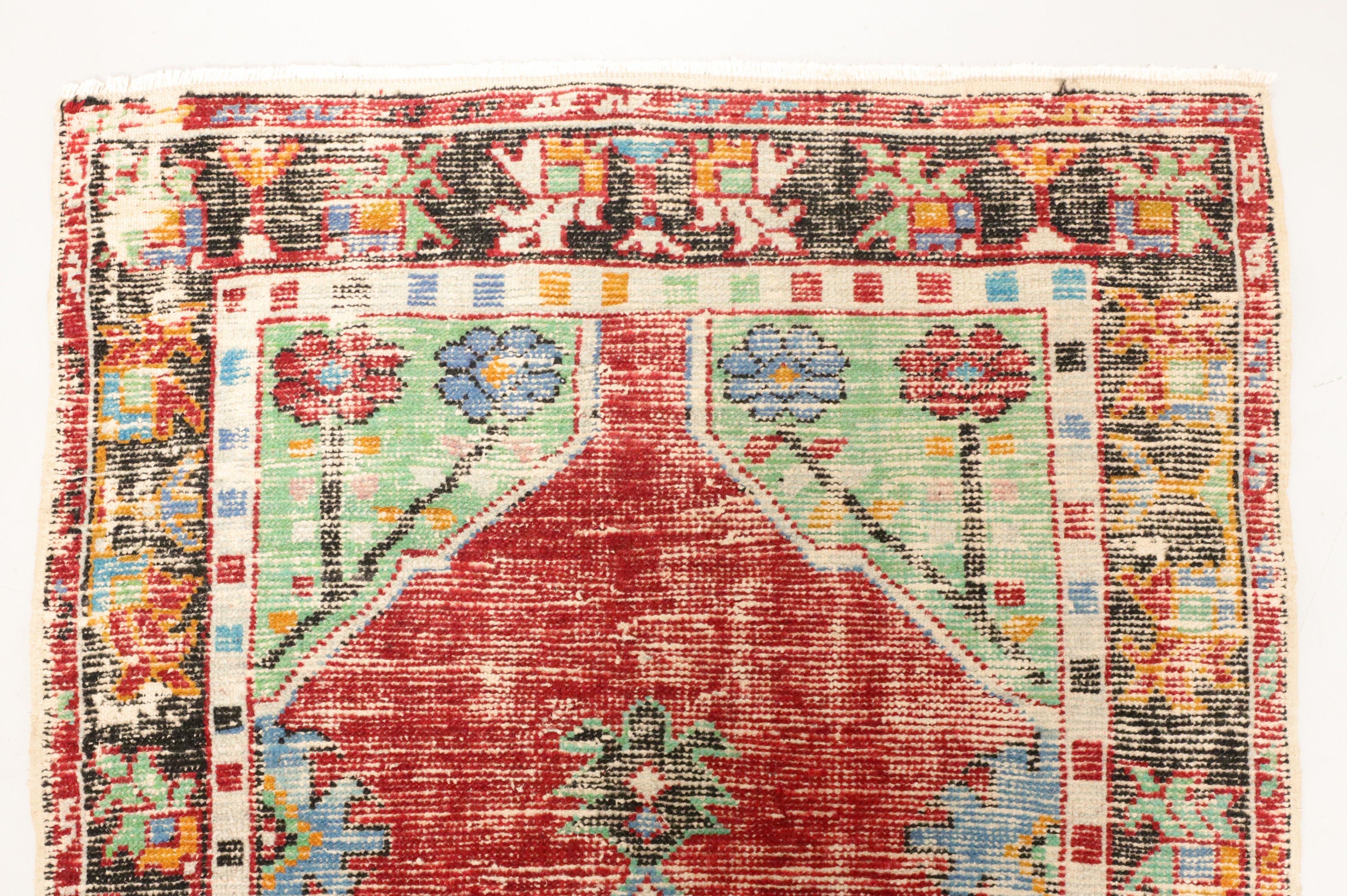 A Traditional Turkish style Oushak rectangular rug runner, unbranded. Hand-woven of high-quality silk and spun wool. An Oushak consists of a distinctive design, containing a central medallion or the famous 