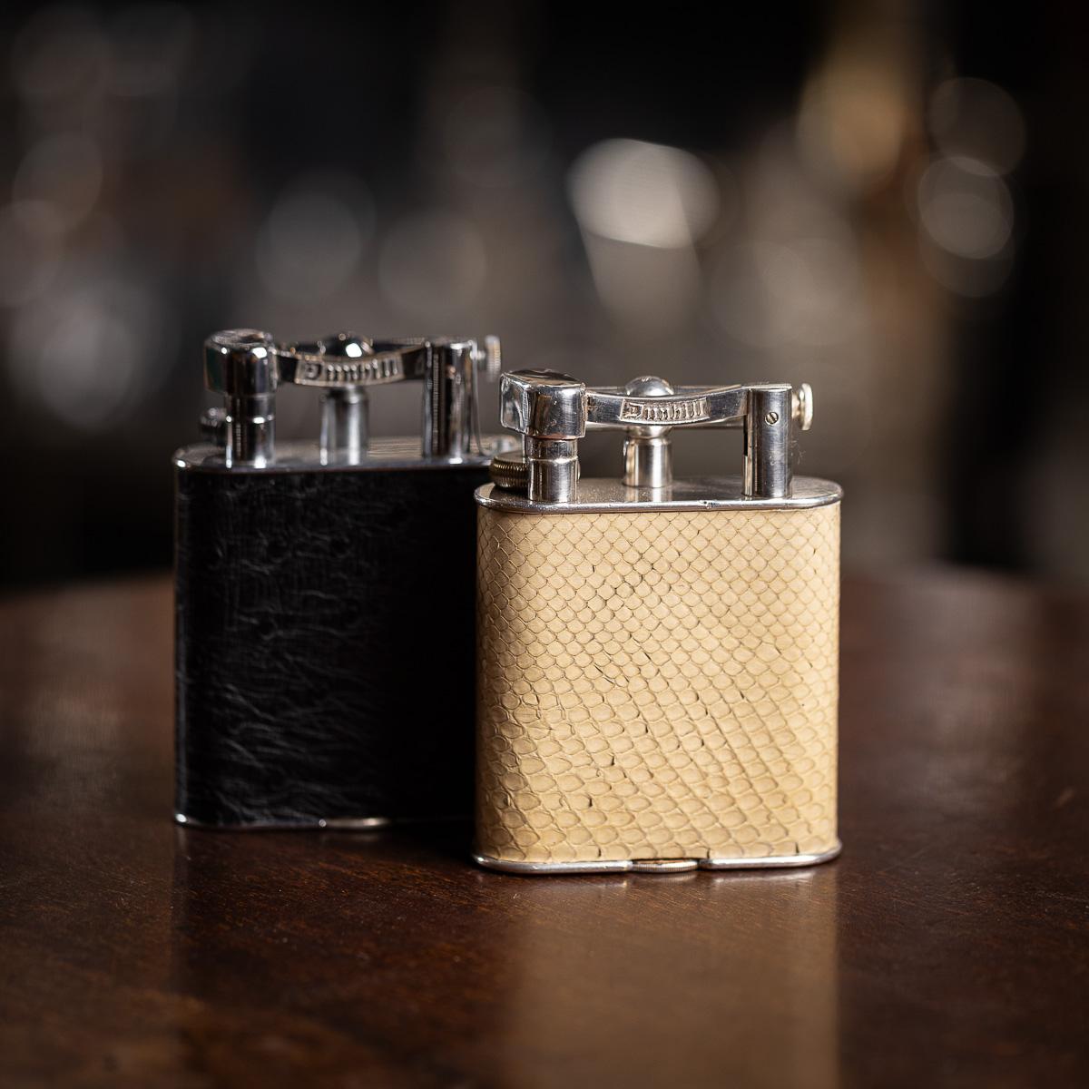 Un meraviglioso accendino da tavolo Dunhill del XX secolo, con un meccanismo placcato in argento e un corpo rivestito in pelle di serpente color crema. Timbrato nella parte inferiore 
