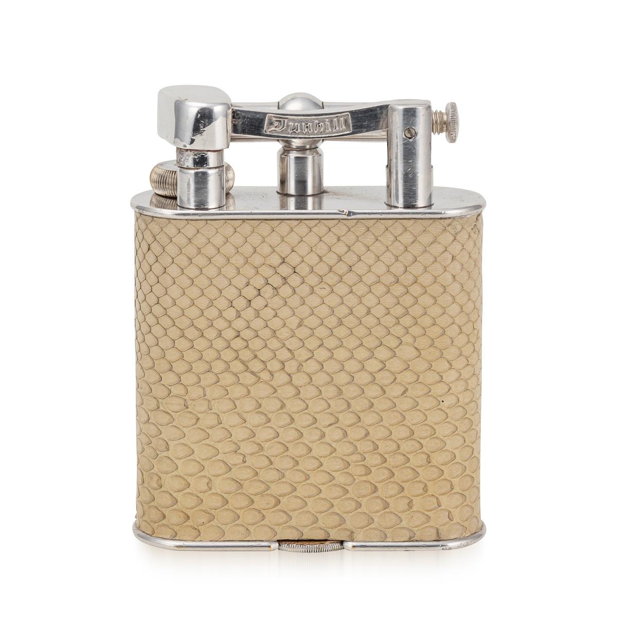 Altro Accendino da tavolo Dunhill del XX secolo in pelle di serpente e placcato in argento c.C. in vendita