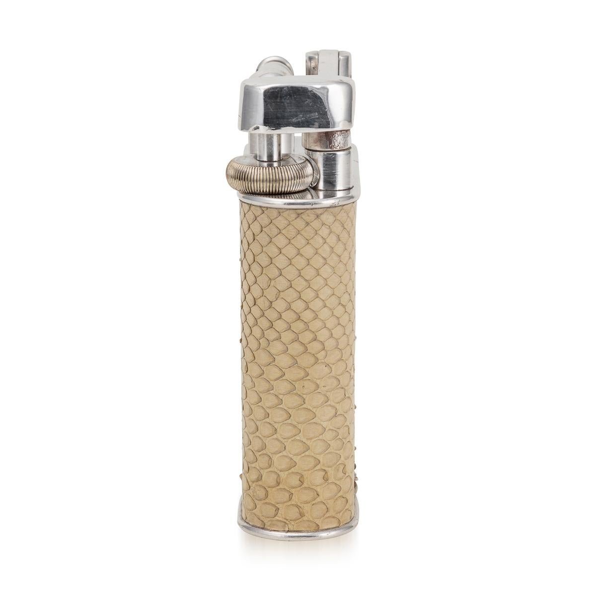 Placcato argento Accendino da tavolo Dunhill del XX secolo in pelle di serpente e placcato in argento c.C. in vendita