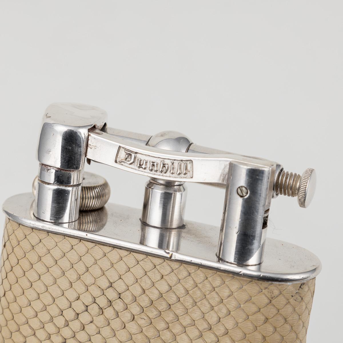 Accendino da tavolo Dunhill del XX secolo in pelle di serpente e placcato in argento c.C. in vendita 3