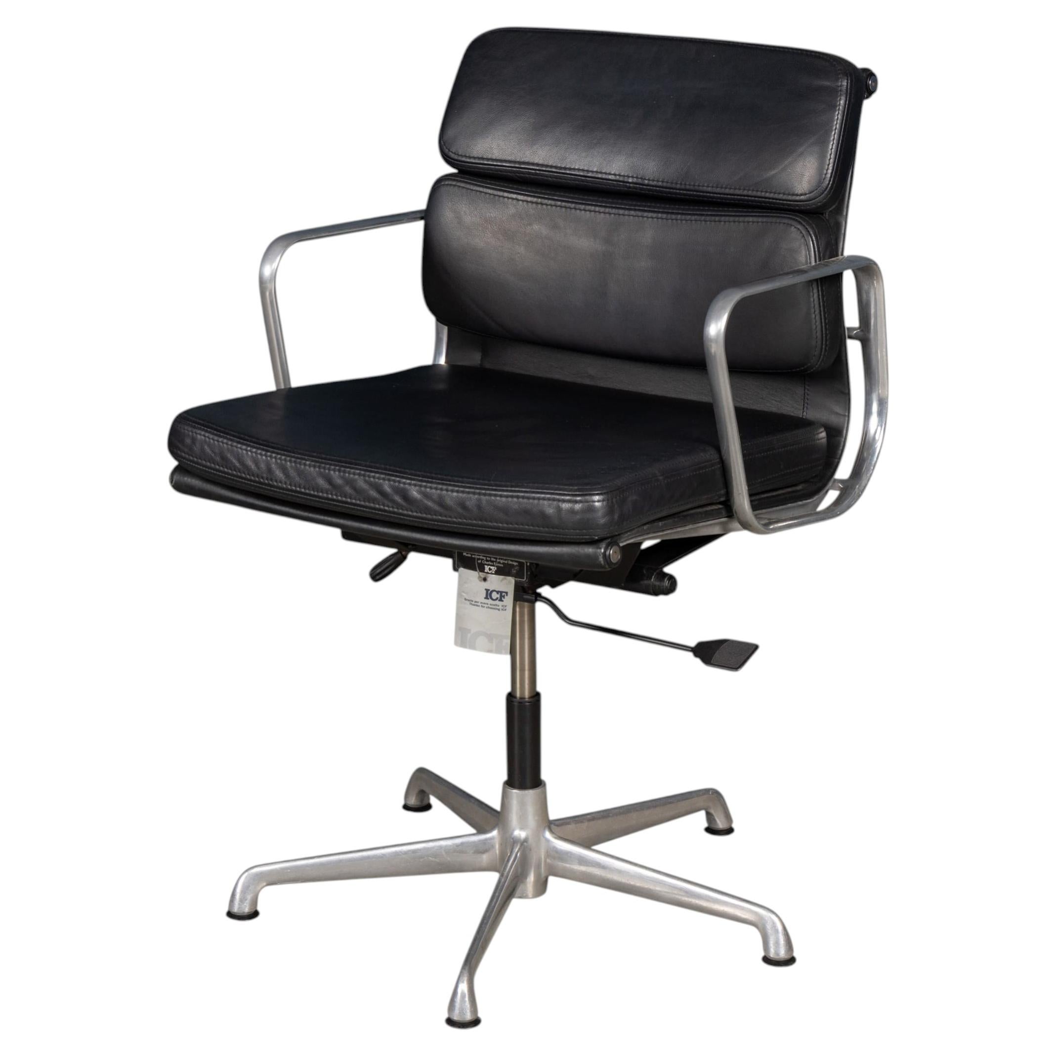 Chaise Ea217 vintage du XXe siècle en cuir noir, conçue par Charles and Ray Eames pour ICF