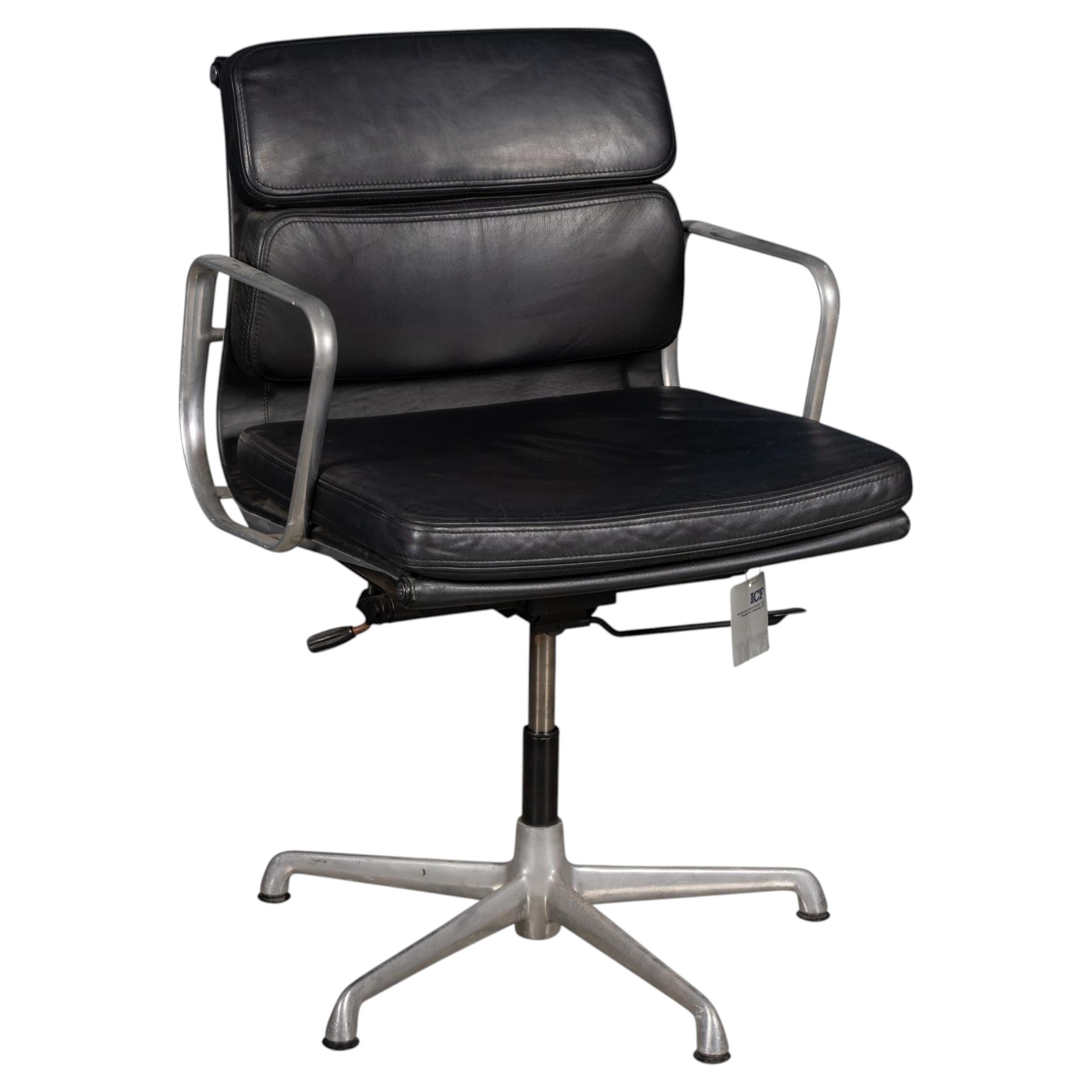Vintage-Stuhl Ea217 aus dem 20. Jahrhundert in schwarzem Leder von Charles and Ray Eames für ICF im Angebot