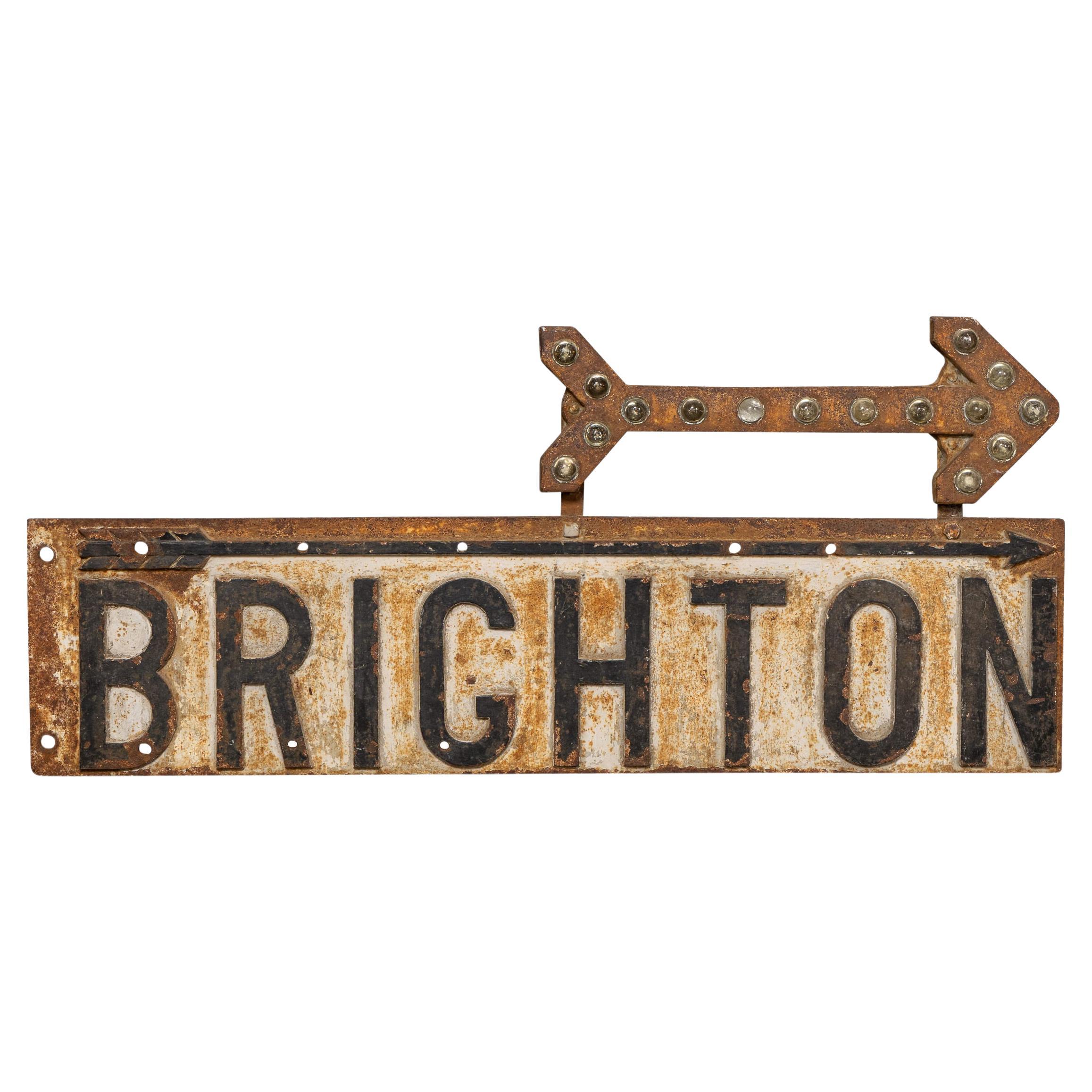 Vintage del XX secolo in ghisa inglese con insegna 'Brighton' smaltata in bianco e nero c.1940