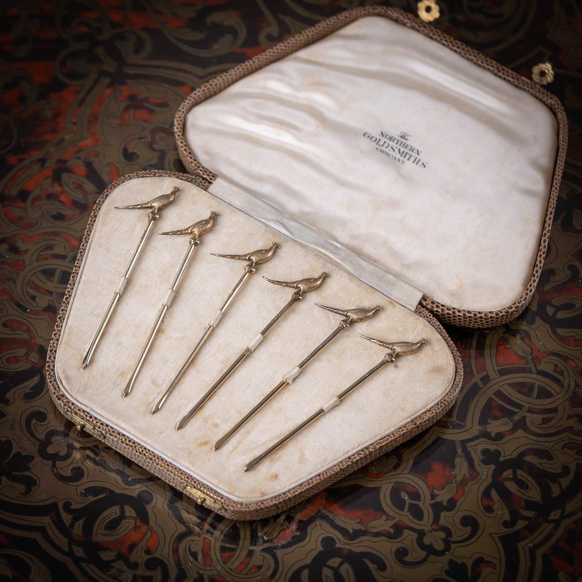 Vintage 20. Jahrhundert Englisch massivem Silber Satz von sechs Cocktail-Picks in Form eines Fasans. Diese Cocktail-Plektren sind eine witzige und originelle Art, Gäste zu unterhalten, und verleihen jeder Veranstaltung einen Hauch von Klasse und