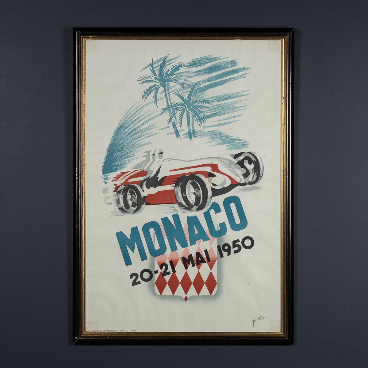 Ein wunderschönes, gerahmtes Vintage-Poster von Bernard Minnie aus dem 20. Jahrhundert, das einen stilisierten Alfa Romeo zeigt, der durch die Straßen von Monaco rast, während Juan Manuel Fangio die Siegerlinie überquert. Dieses gerahmte Poster ist