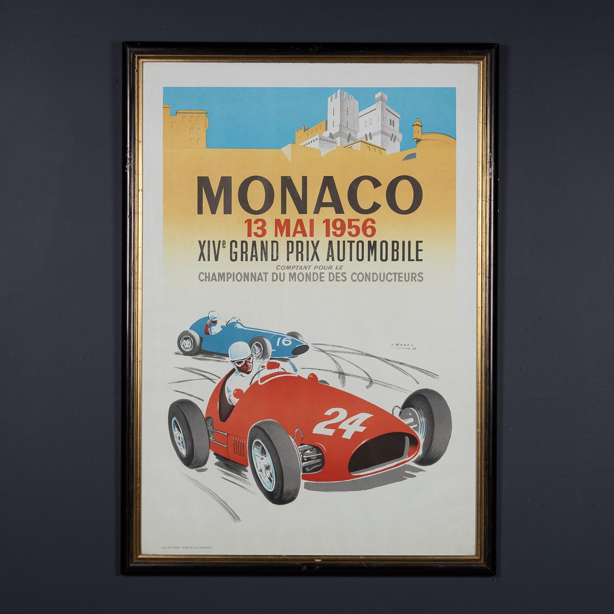Un superbo poster d'epoca incorniciato del Gran Premio di Monaco del 1956 di Jean Ramel, con una Ferrari. Sebbene Stirling Moss abbia ottenuto la sua prima delle tre vittorie a Monaco guidando una Maserati, questo poster mette in evidenza la