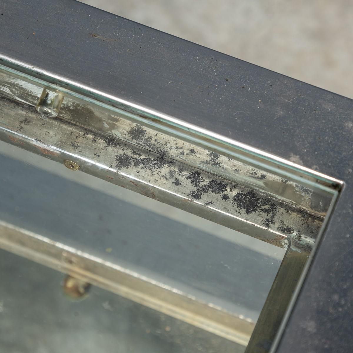 Table basse Vitrine française du 20e siècle en chrome et verre par Maison Jansen, vers 1970 en vente 7