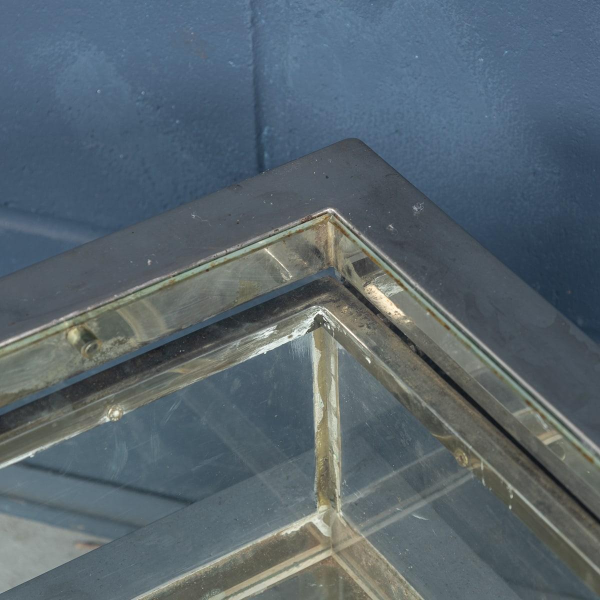 Table basse Vitrine française du 20e siècle en chrome et verre par Maison Jansen, vers 1970 en vente 8
