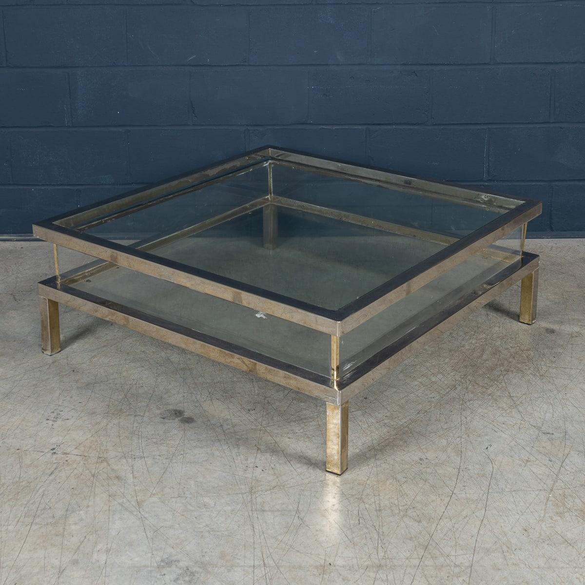 Cette captivante table basse vitrine de la Maison Jansen, produite en France dans les années 1970, incarne un design luxueux et une fonctionnalité raffinée. Finie dans une surface chromée élégante, la table combine harmonieusement l'aspect pratique