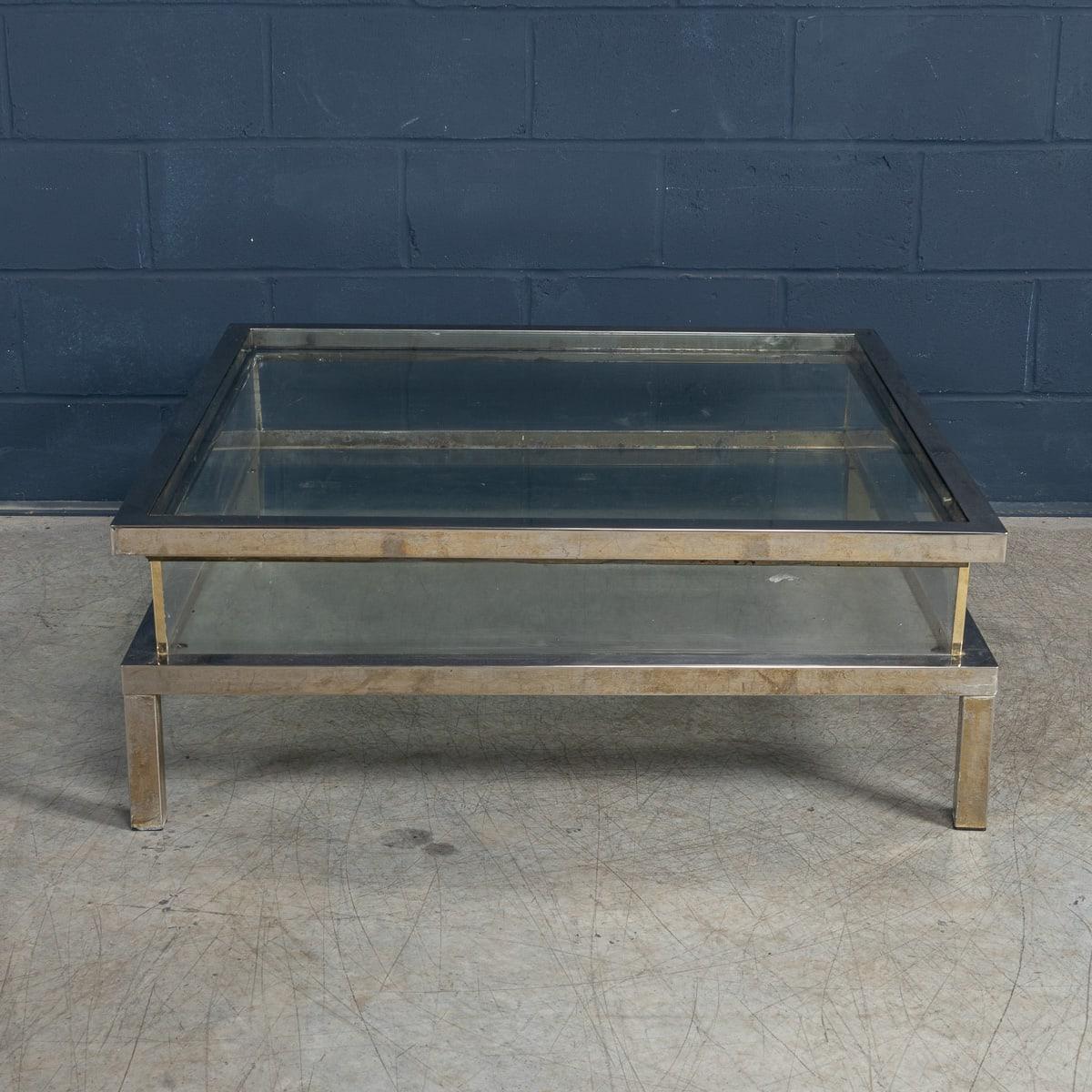 Autre Table basse Vitrine française du 20e siècle en chrome et verre par Maison Jansen, vers 1970 en vente