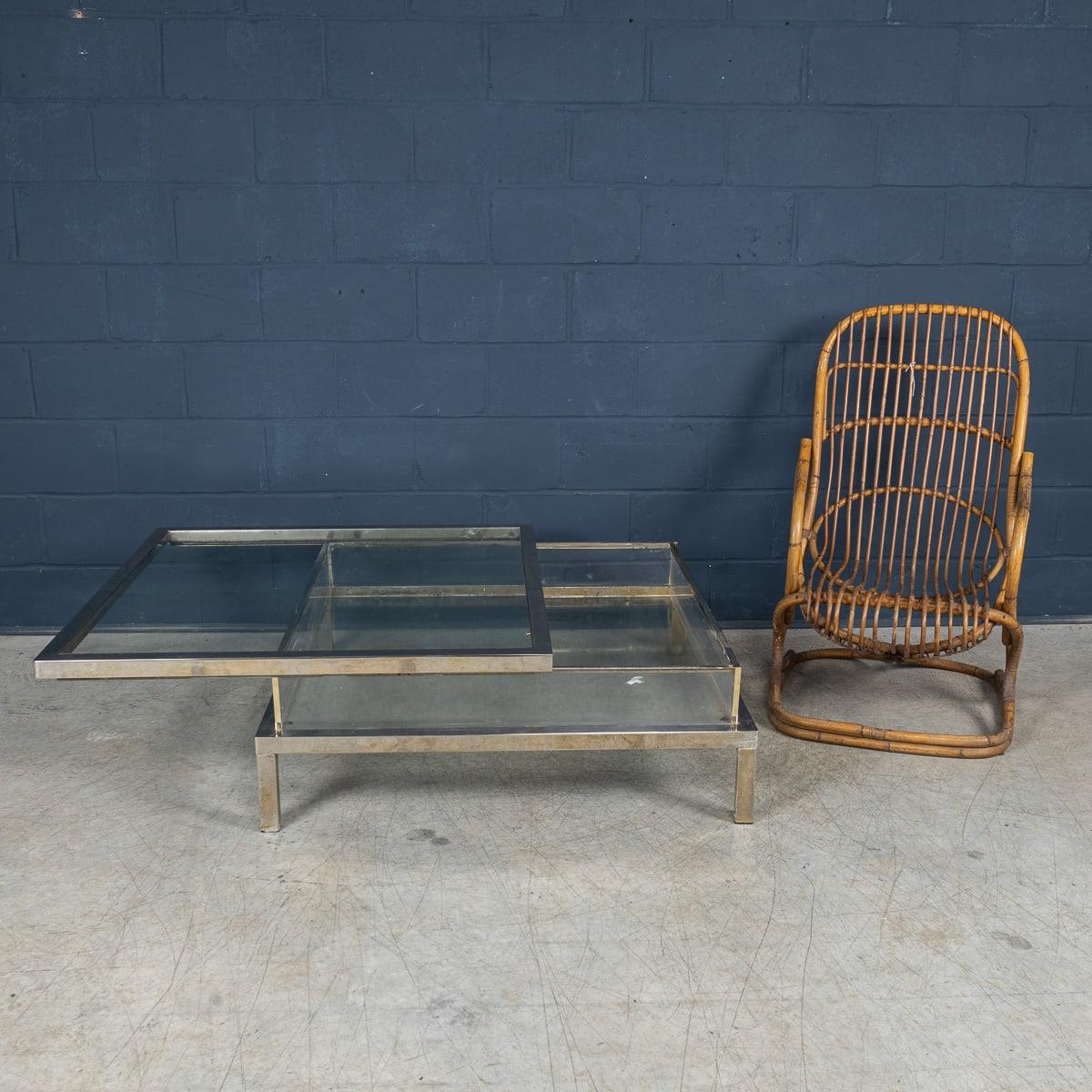 20ième siècle Table basse Vitrine française du 20e siècle en chrome et verre par Maison Jansen, vers 1970 en vente