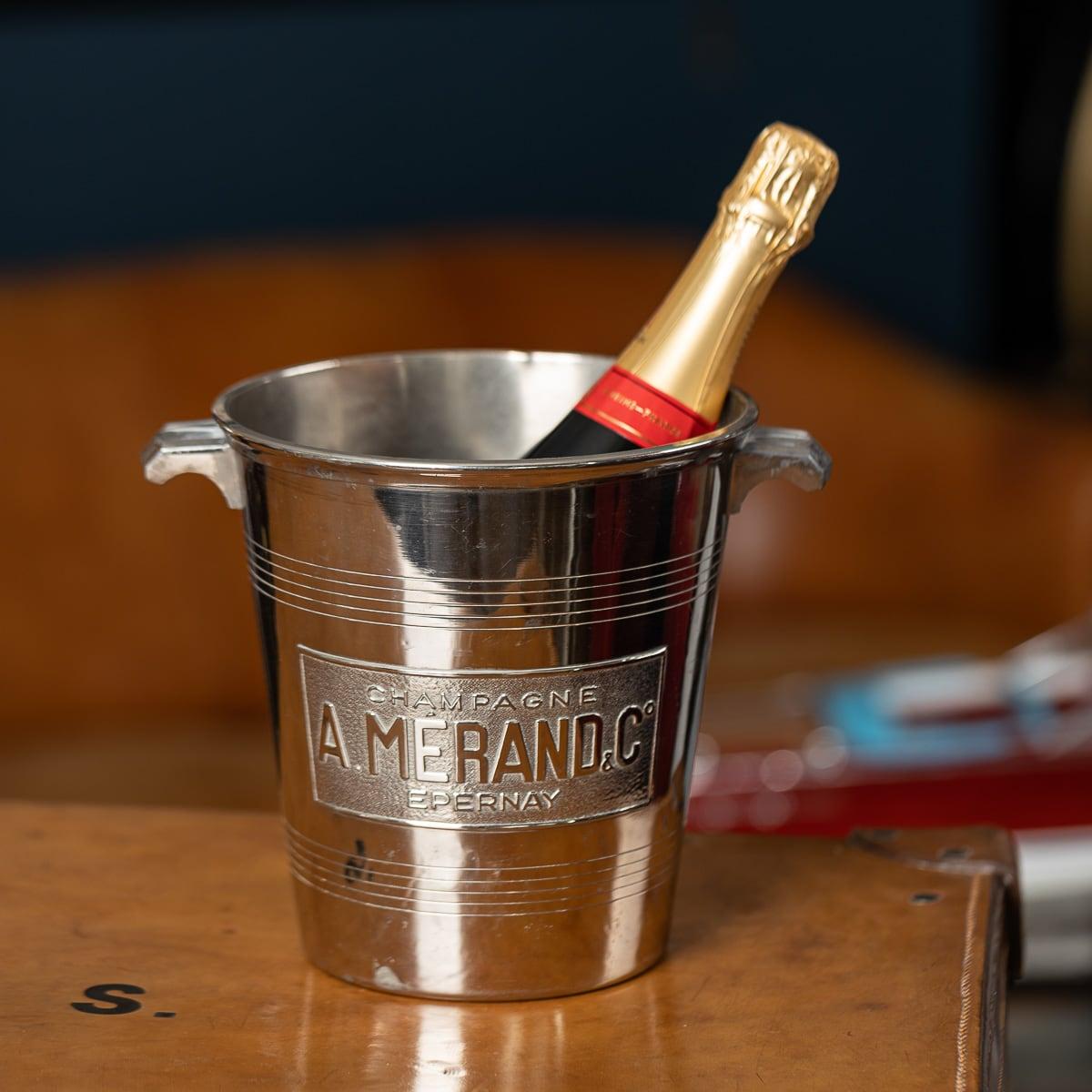 Un superbo secchiello per champagne / refrigeratore per vino del XX secolo. Con un corpo affusolato e liscio e bande scanalate che fiancheggiano la placca montata, la parte anteriore mostra una placca 