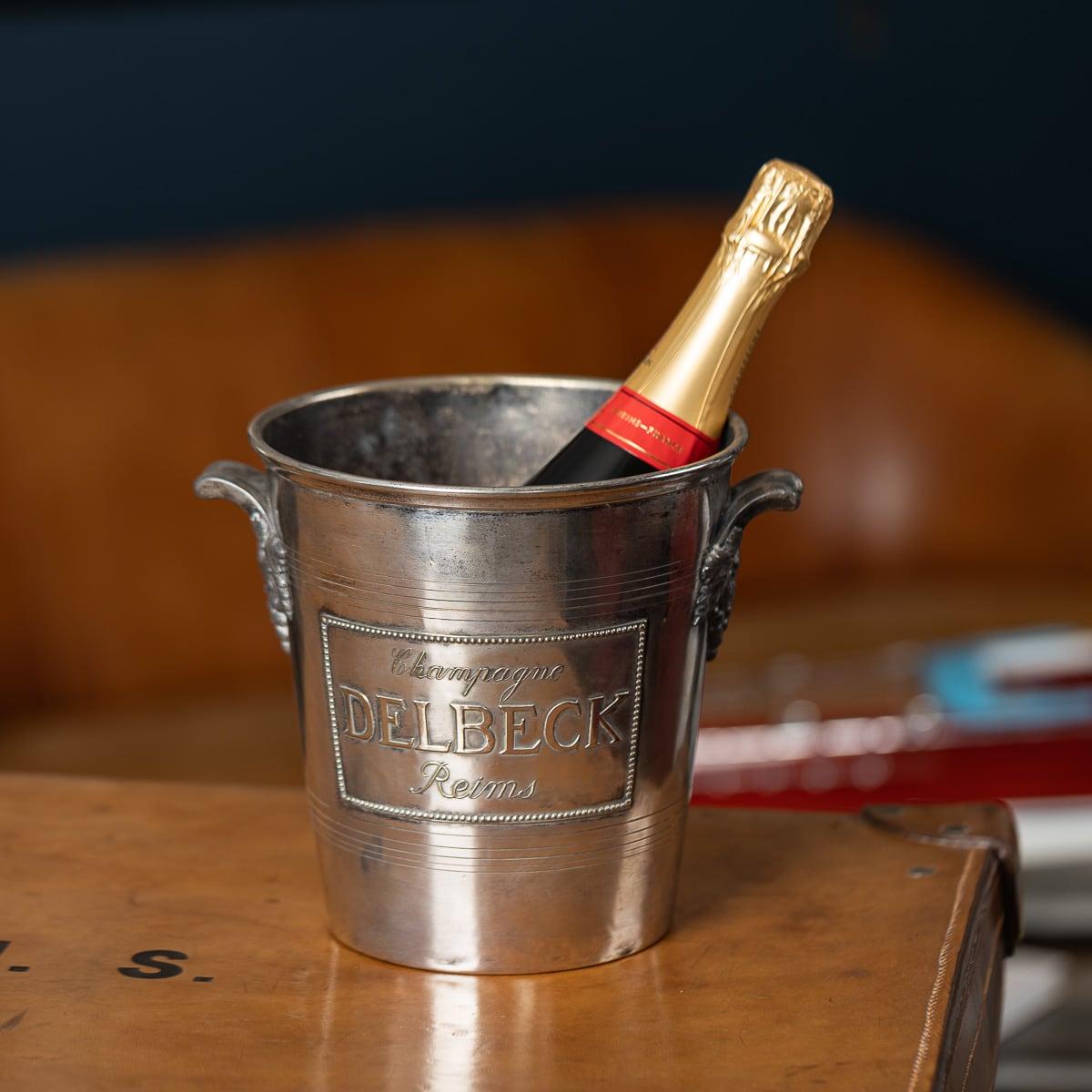 Ein hervorragender Champagnerkübel/Weinkühler des 20. Jahrhunderts. Mit einem konischen, glatten Korpus und gerillten Bändern, die die montierte Plakette flankieren, ist auf der Vorderseite 