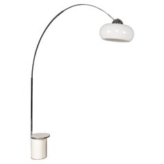 Lampada da terra vintage italiana del XX secolo con struttura cromata e paralume in opalina, 1970 circa