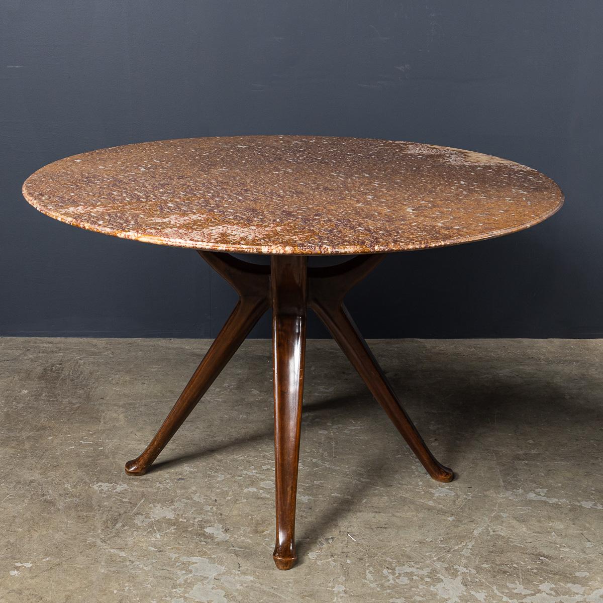 Vintage 20th Century Italian circular dining table by Osvaldo Borsani, circa 1960, featuring a marble top set on a four-legged wooden base.

Osvaldo Borsani (1911-1985) était un designer et architecte italien influent, célèbre pour son approche