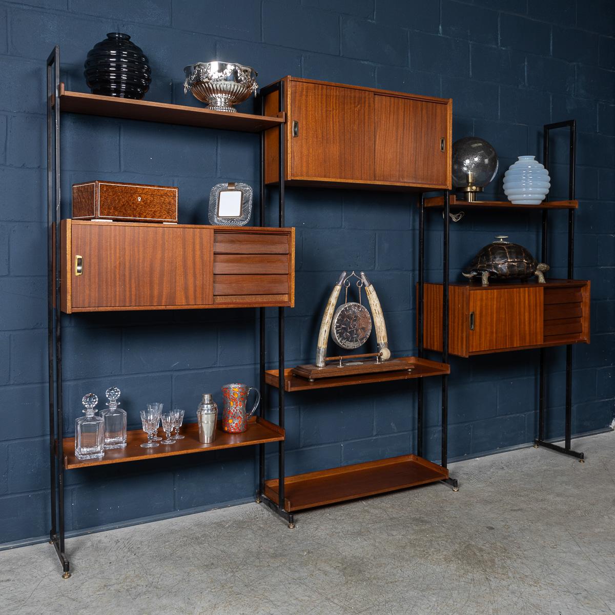 Vintage 20Thc Italian Modular Teak Wall Cabinet c.1960 In Good Condition For Sale In Royal Tunbridge Wells, Kent