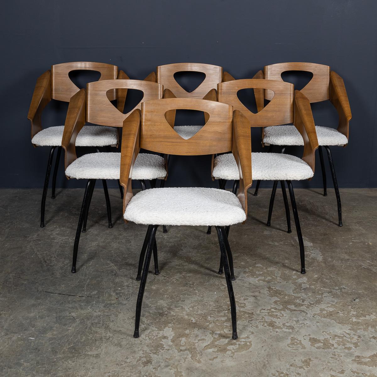 Sorprendente juego de seis sillas de comedor de madera curvada del siglo XX, con patas de metal y cojines de asiento de boucle, diseñadas por el italiano Carlo Ratti en 1950.

Carlo Ratti fue un diseñador italiano activo a mediados del siglo XX,