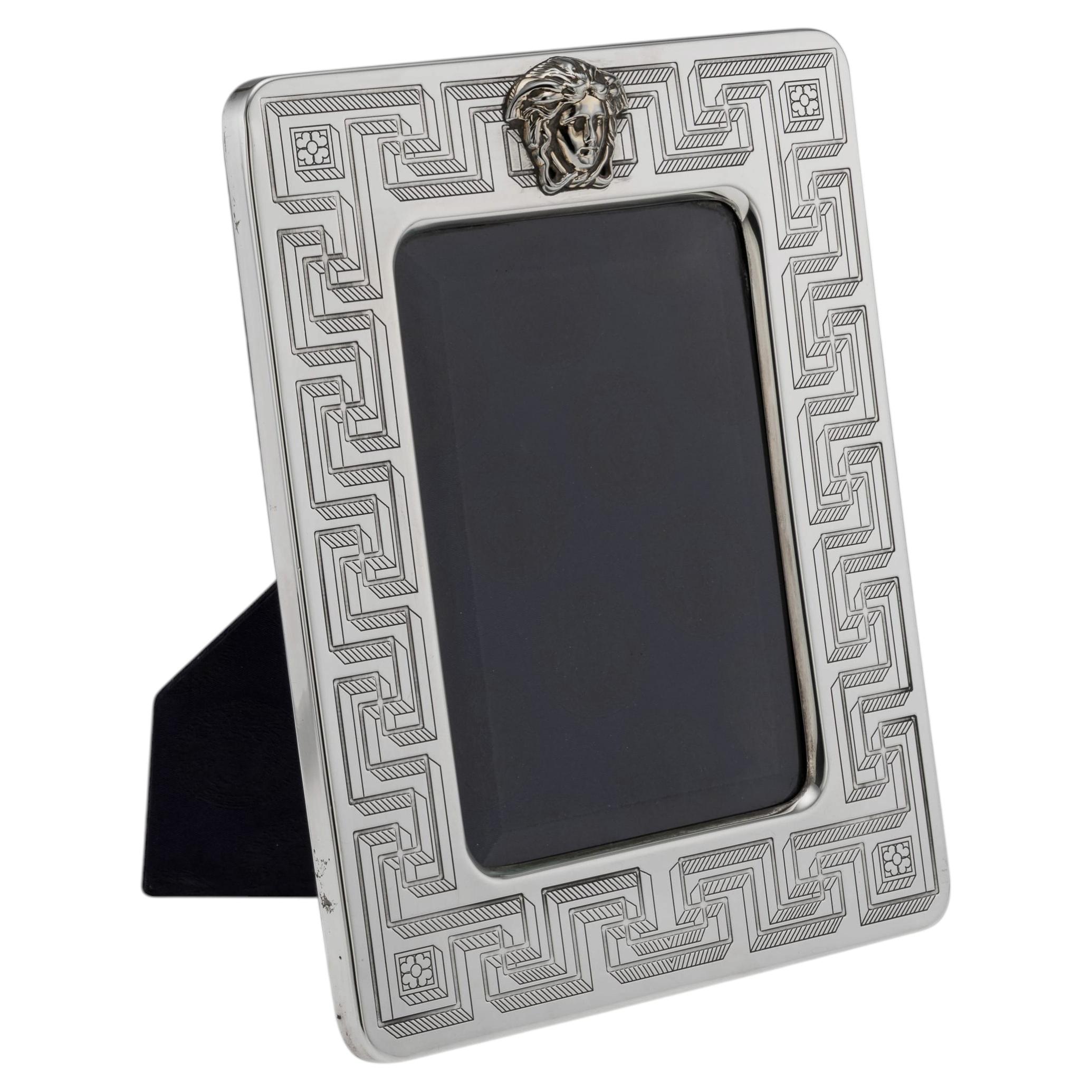 Cornice d'epoca del XX secolo, in argento massiccio e placcata in oro, firmata Gianni Versace in vendita