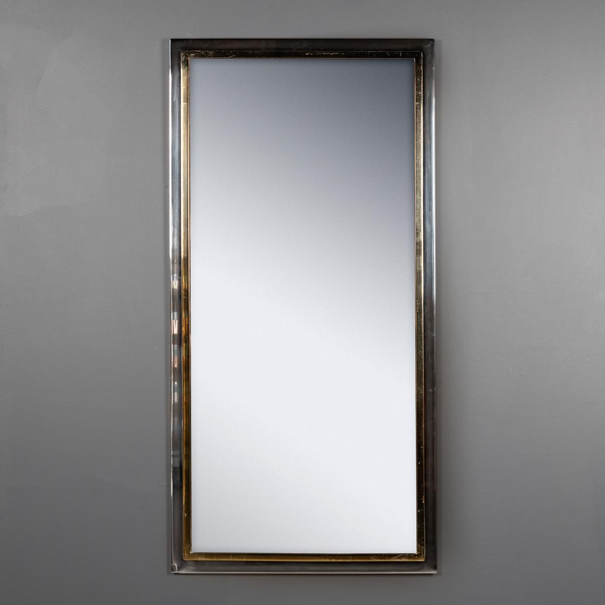 Specchio del 20° secolo con cornice in ottone e metallo bianco di Belgo Chrome con il classico vetro fumé degli anni '70. Un pezzo elegante e funzionale, che valorizzerà qualsiasi interno moderno ed elegante con il suo fascino senza