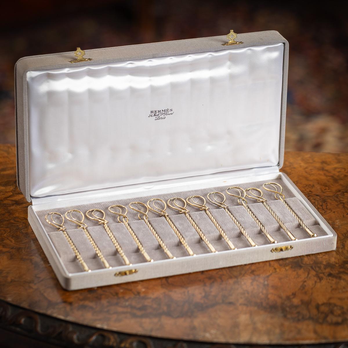 Ein Satz französischer Champagnerrührer aus vergoldetem Silber des 20. Jahrhunderts von Hermès, Paris. Das Set besteht aus zwölf Rührstäbchen, die in einem Original-Etui von Hermès präsentiert werden. Diese Rührstäbchen im Art-Déco-Stil mit