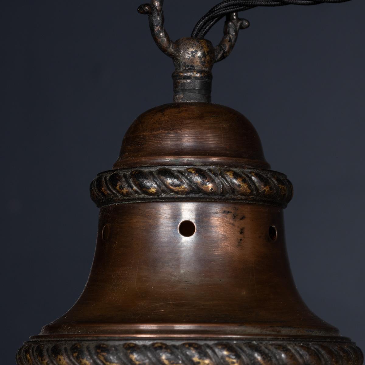 Vintage 20. Jh. Sechs Pendelleuchten aus weißem Opakglas und Kupfer, ca. 1930 (Sonstiges) im Angebot