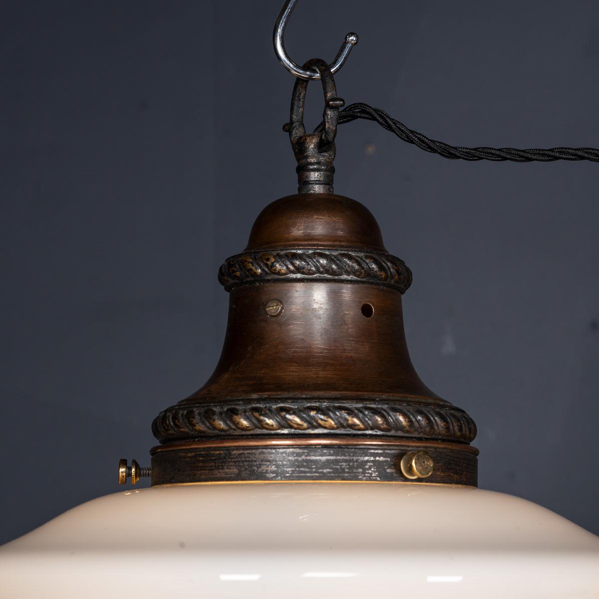 Vintage 20. Jh. Sechs Pendelleuchten aus weißem Opakglas und Kupfer, ca. 1930 im Angebot 1