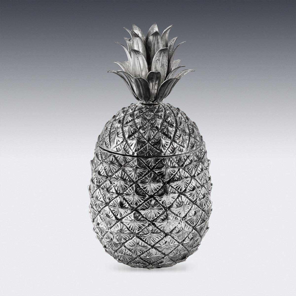 Un superbe seau à glace conçu par Mauro Manetti, originaire d'Italie à l'époque vibrante des années 1970. Cette pièce exceptionnelle, en forme d'ananas, témoigne du génie créatif de Mauro Manetti et a été méticuleusement fabriquée pour la célèbre