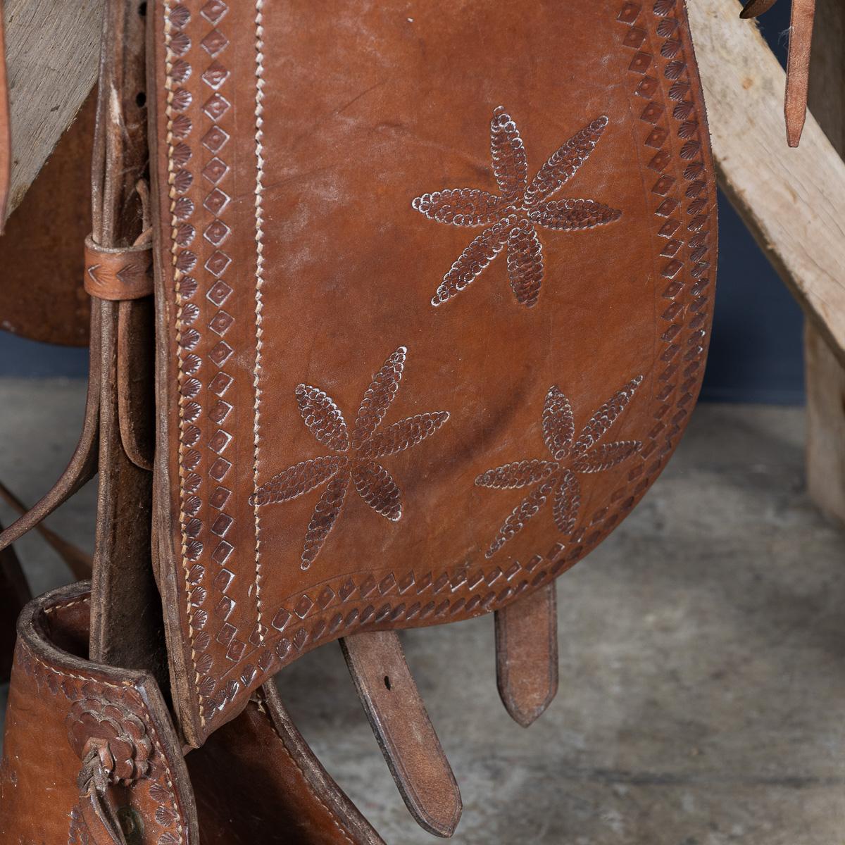 20ième siècle Saddle western du 20e siècle avec bride et Martingale, c.1970 en vente