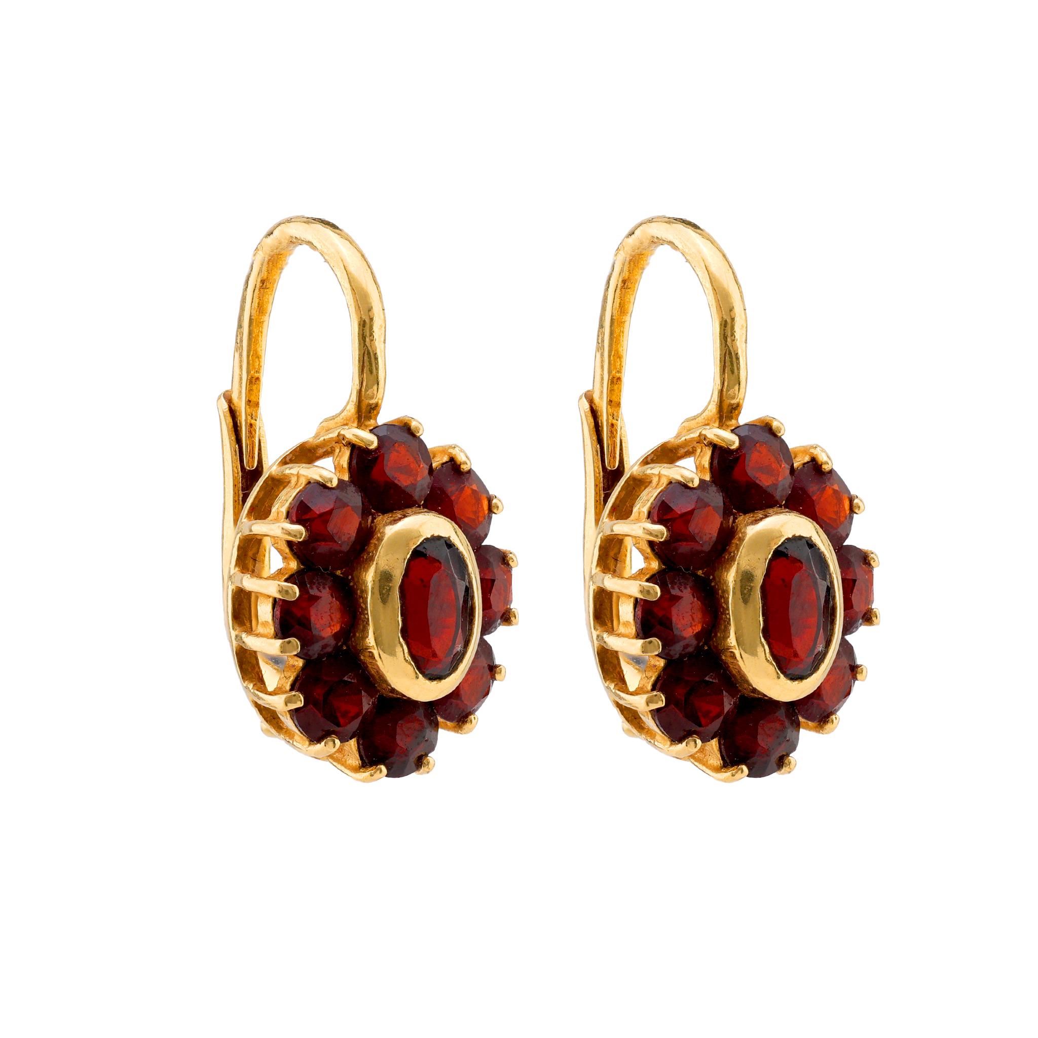 Oval Cut Vintage 2.1 Carat Total Weight Garnet 18K Yellow Gold Marguerite Earrings For Sale