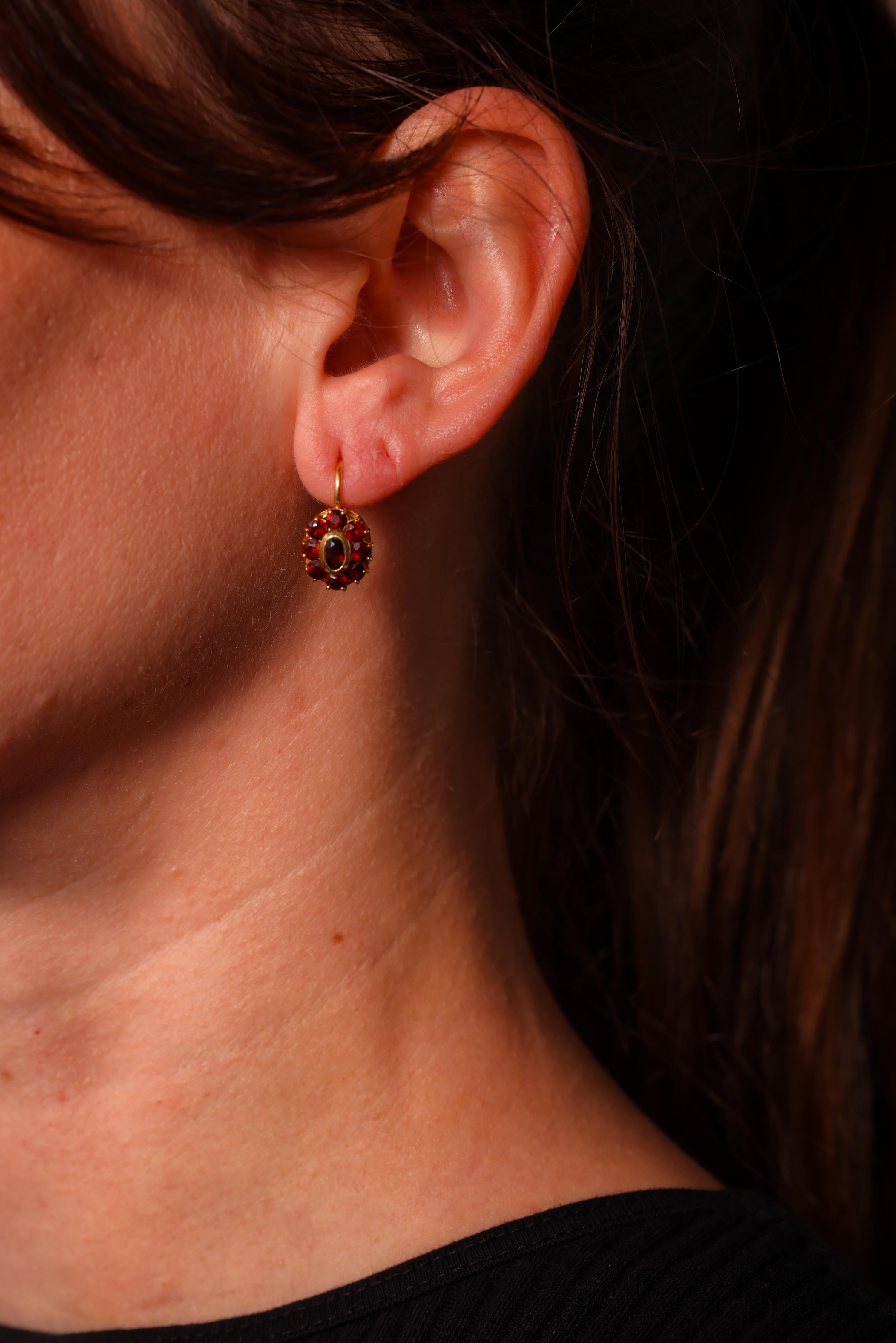 Vintage 2.1 Carat Total Weight Garnet 18K Yellow Gold Marguerite Earrings In Excellent Condition For Sale In Beverly Hills, CA