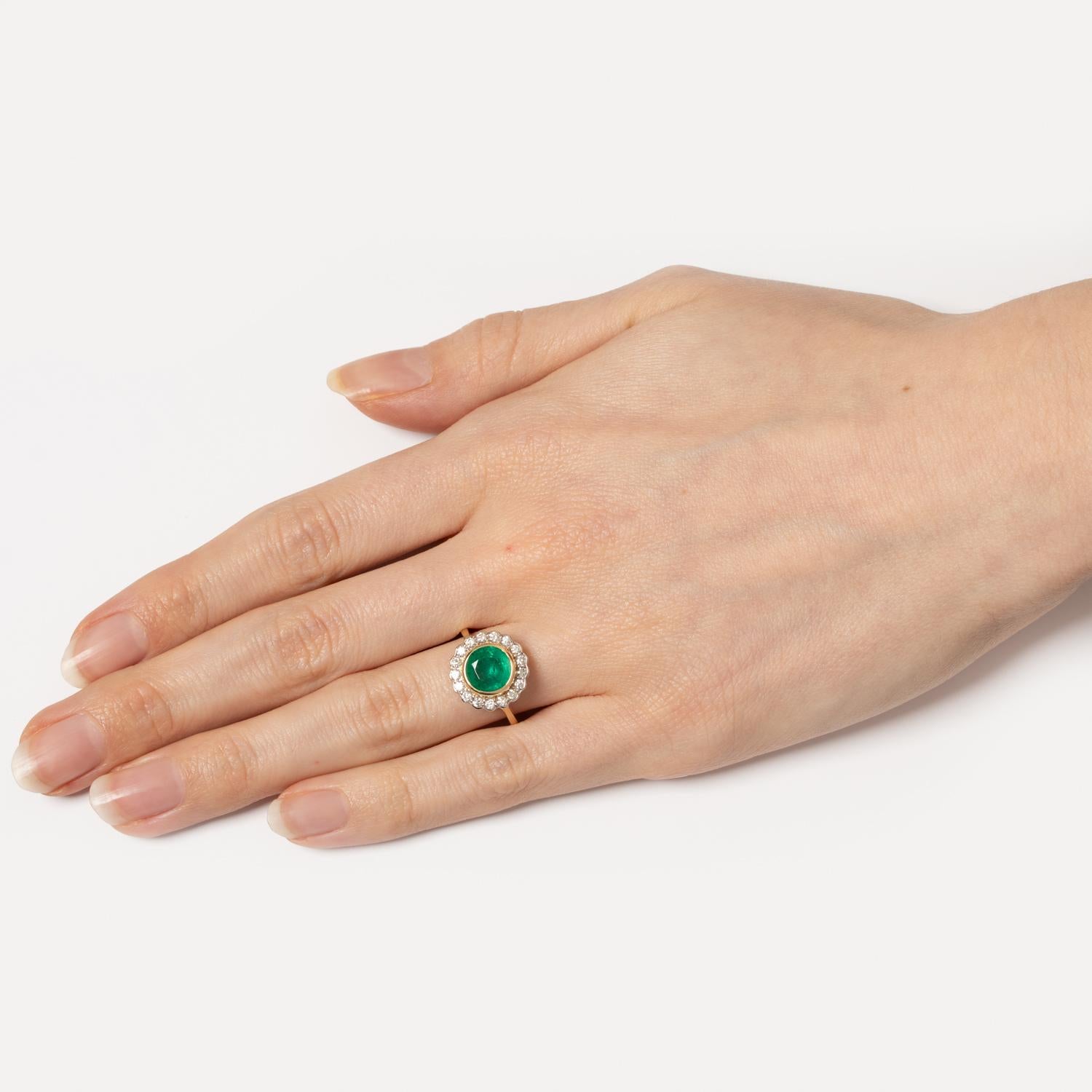 Vintage Halo-Ring mit 2,10 Karat Smaragd und Diamant, ca. 1960er Jahre im Angebot 1
