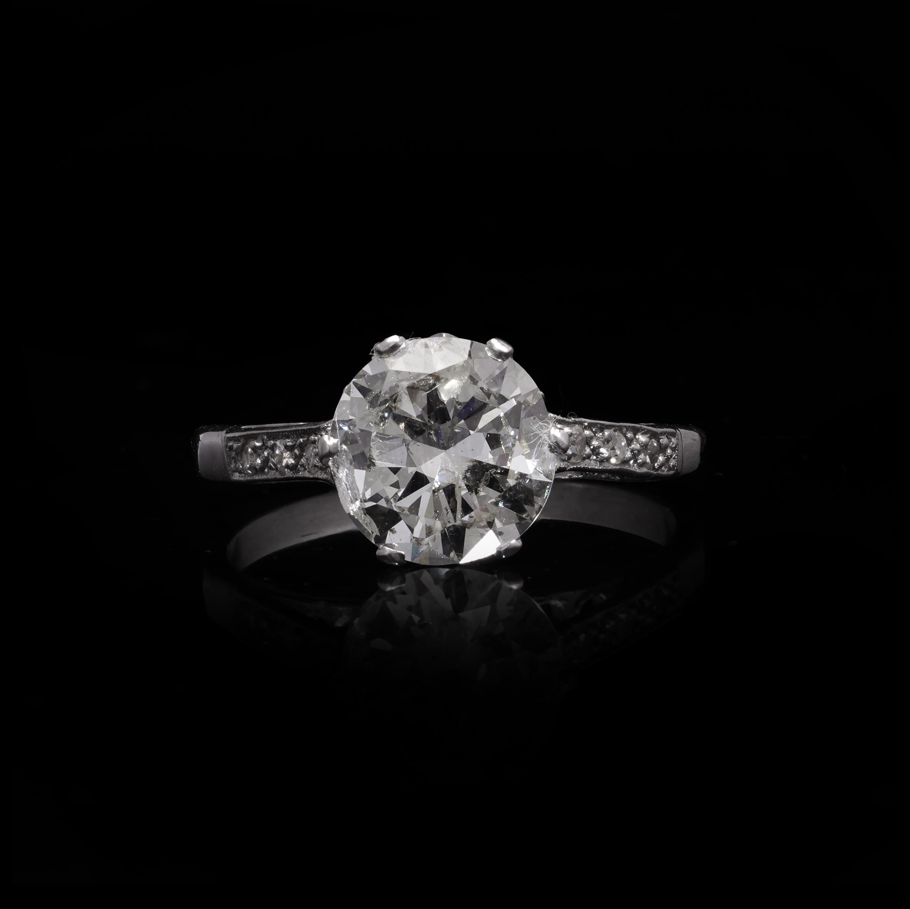 Vintage Solitär-Ring, Vintage, 2,11 Karat Platin, Diamant, 1950er-Jahre

Dieser elegante Vintage-Ring aus den 1950er Jahren besticht durch einen 2,11-karätigen runden Brillanten, der in ein klassisches Platinband gefasst ist. Der Diamant hat eine