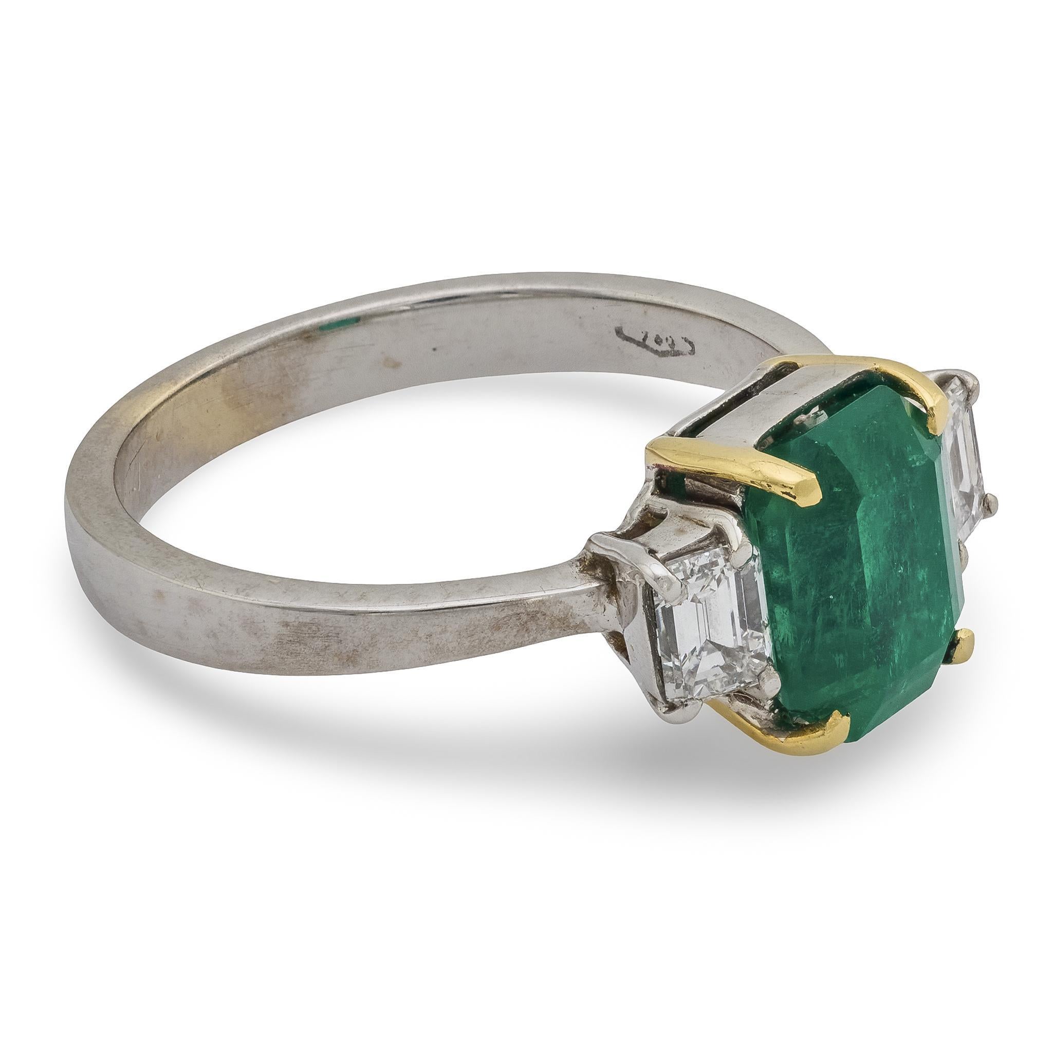 Vintage 2,12 Karat kolumbianischer Smaragd Diamant 18k Weiß- und Gelbgoldring im Zustand „Gut“ im Angebot in Beverly Hills, CA