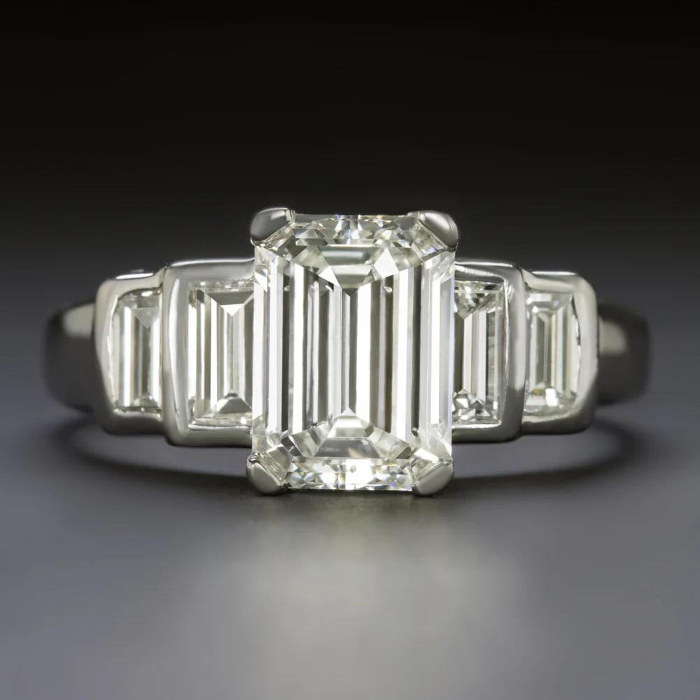 Cette superbe bague de fiançailles vintage présente un éblouissant diamant taille émeraude de 2,14 carats, magnifiquement serti en platine et rehaussé par d'autres diamants pour un total de 2,84 carats. Avec ses lignes épurées et sa silhouette